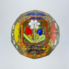 Fermacarte d'epoca in vetro artistico boemo con motivo a bouquet di fiori sfaccettati, 1900 circa
