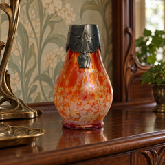 Loetz-Vase im Jugendstil aus schillerndem orangefarbenem Glanzglas mit floraler Zinnverzierung