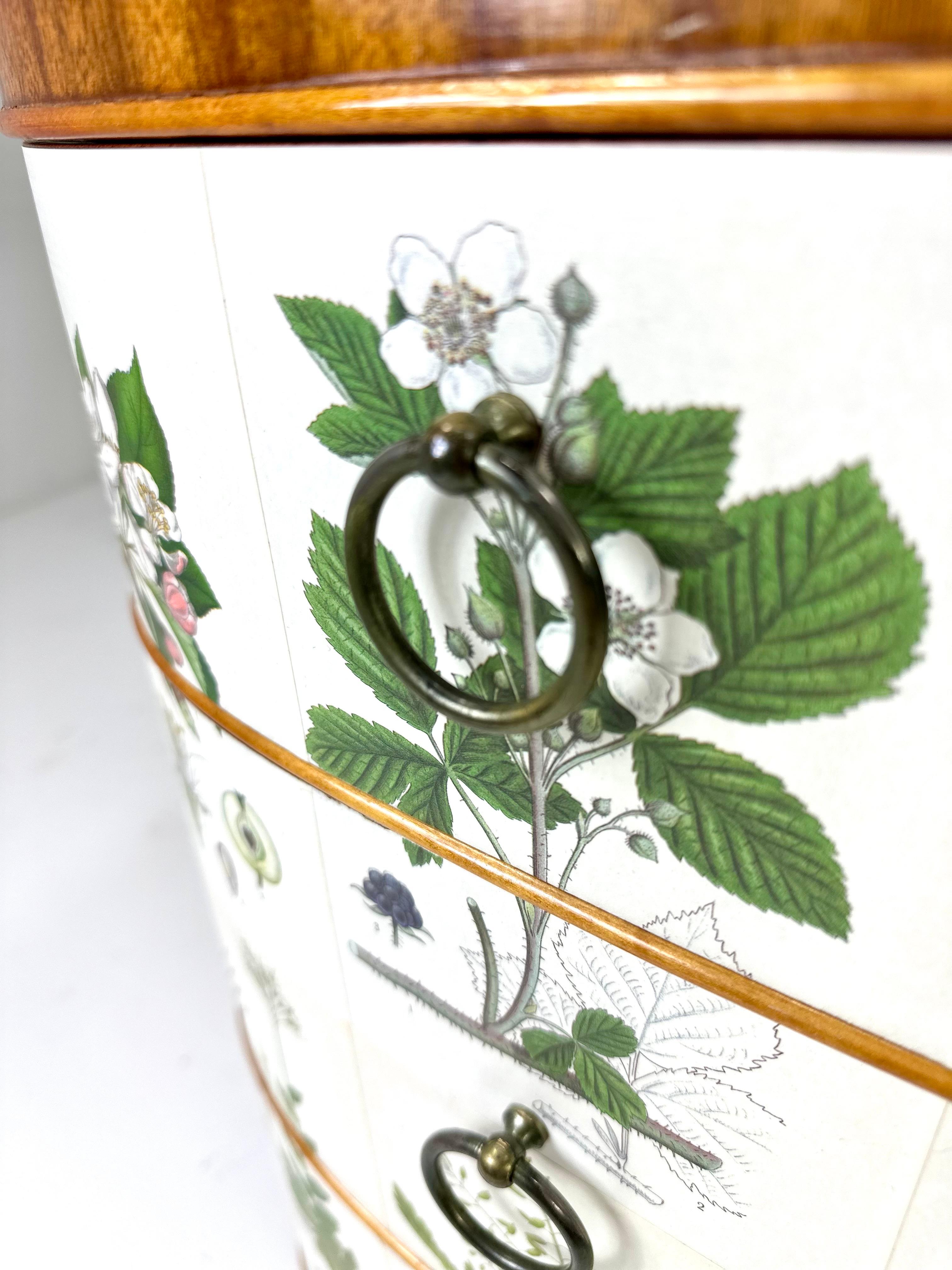 Comò svedese degli anni '1940 con illustrazioni di flora nordica in vendita 2