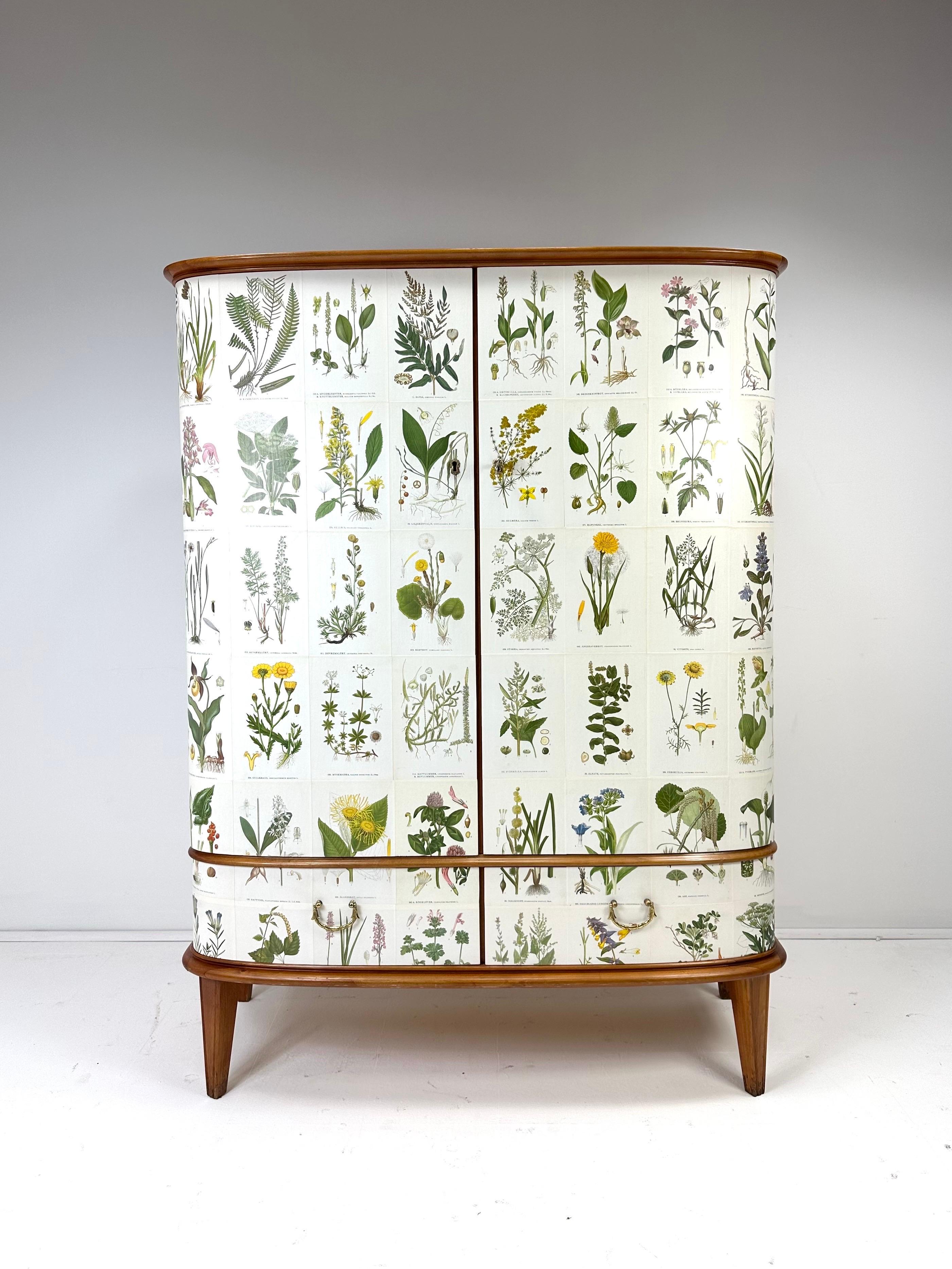 Scandinavo moderno Mobile svedese degli anni '50 con illustrazioni di Nordens Flora in vendita