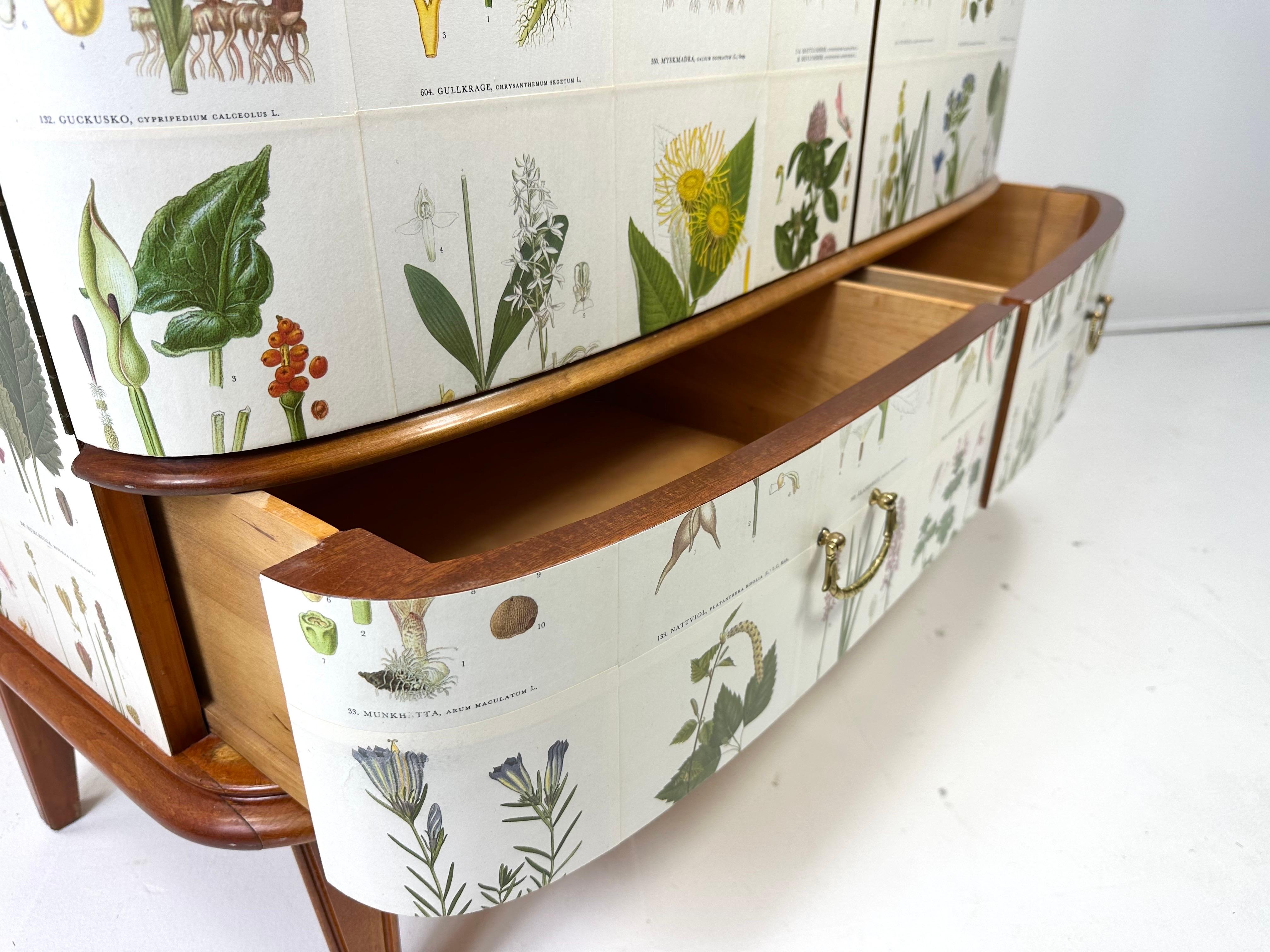 Mobile svedese degli anni '50 con illustrazioni di Nordens Flora in vendita 2