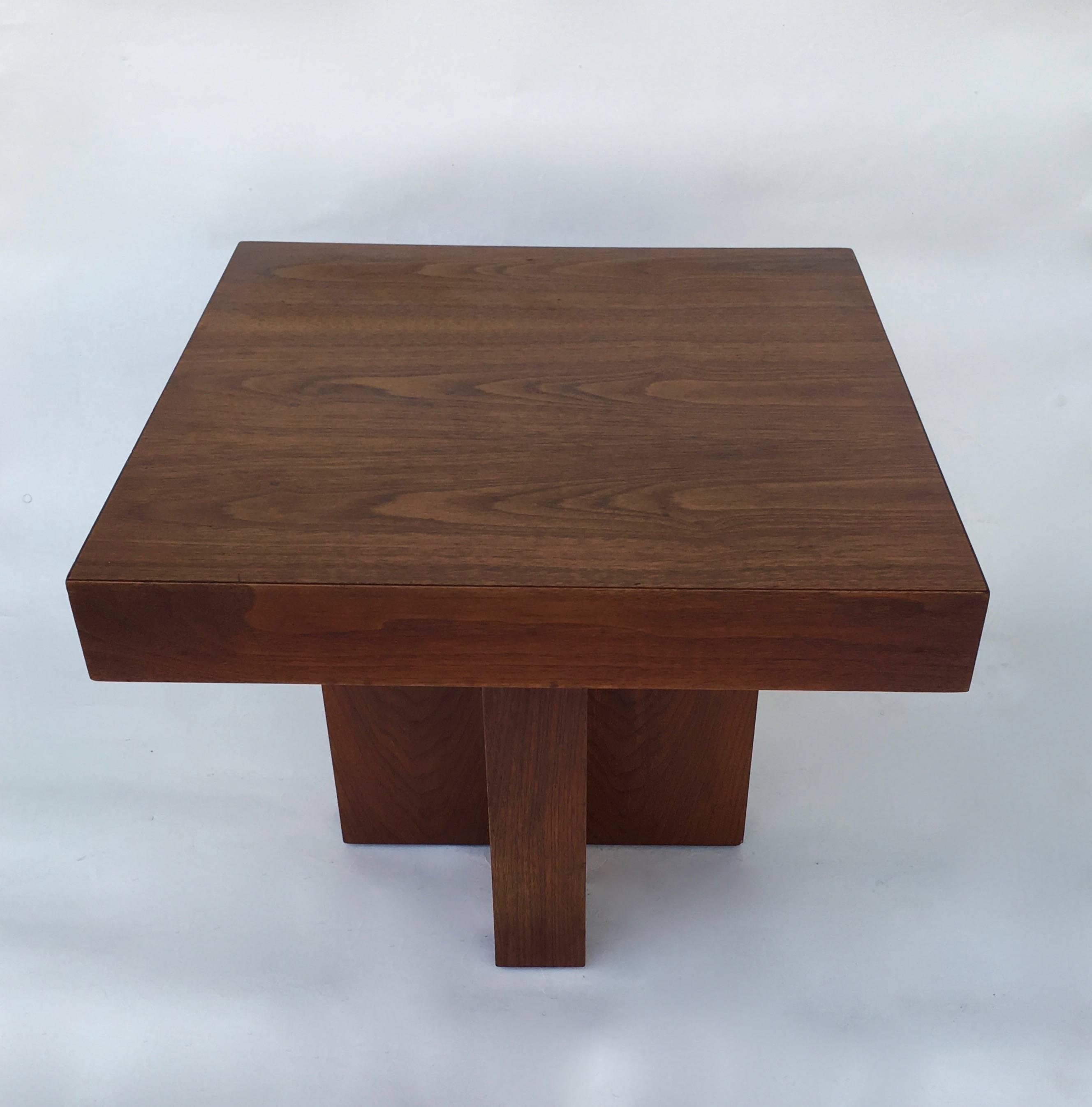 Milo Baughman.
Occasional table.
Manufactured by Thayer Coggin.
Solid walnut top, walnut veneered base.
Measures: 18 x 18 x 15.