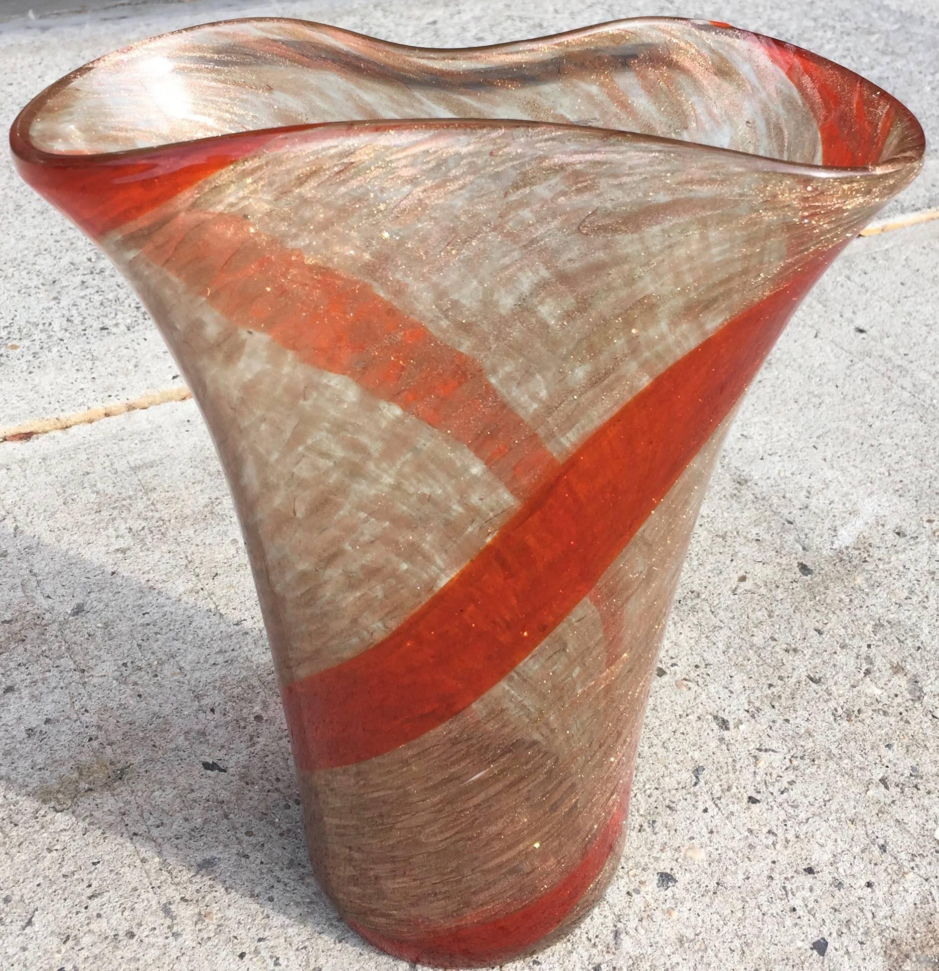 Grand vase pincé à lèvres évasées avec des bandes rouges croisées et des inclusions de poussière de cuivre. Étiquette Murano sur le dessous.