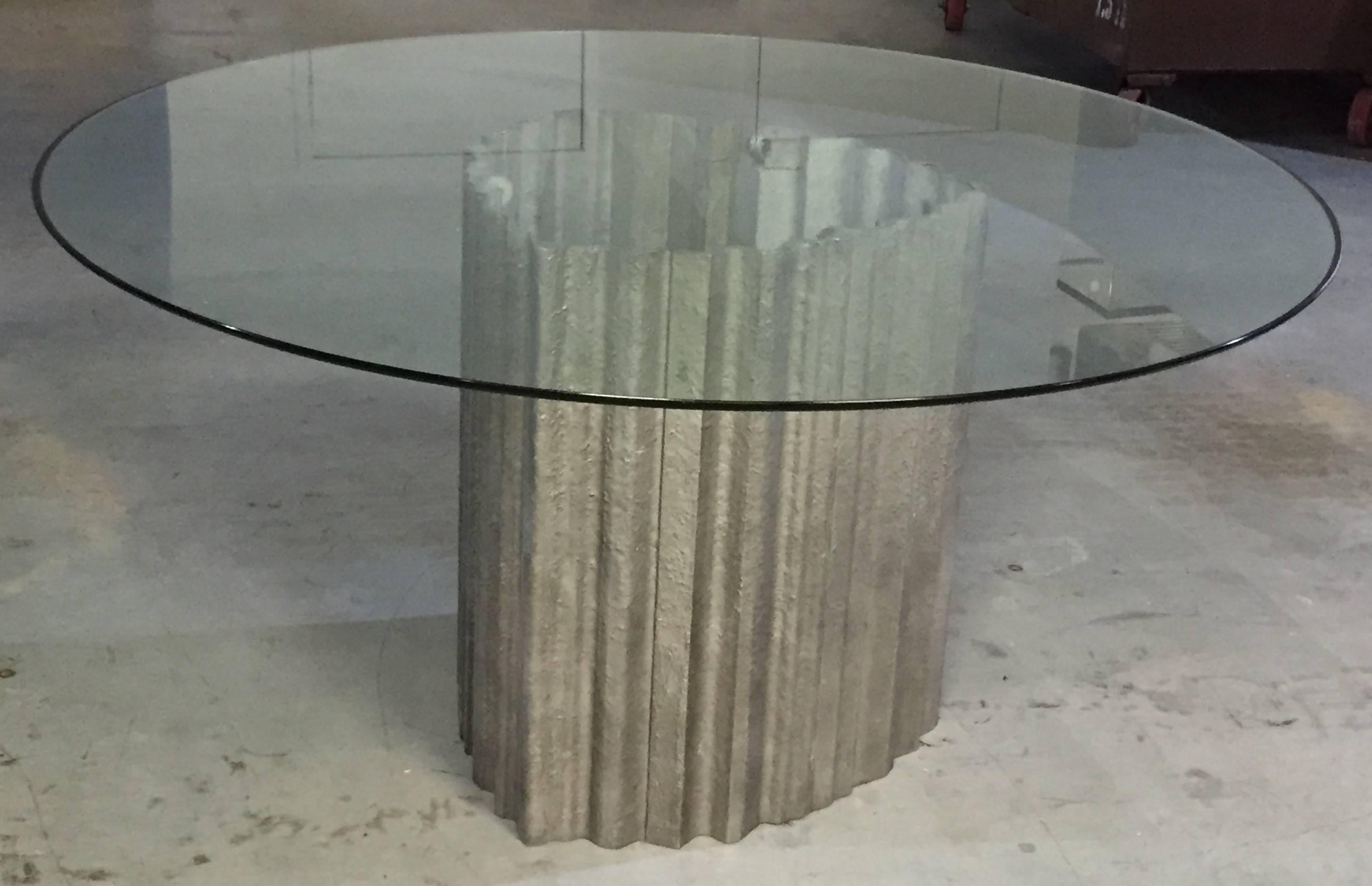 Fantastique base de table de salle à manger en aluminium moulé de forme organique dure, avec un dessus en verre de 56 po de diamètre. De l'atelier de Mac Papiri, un créateur important mais quelque peu obscur de la haute société italienne du milieu