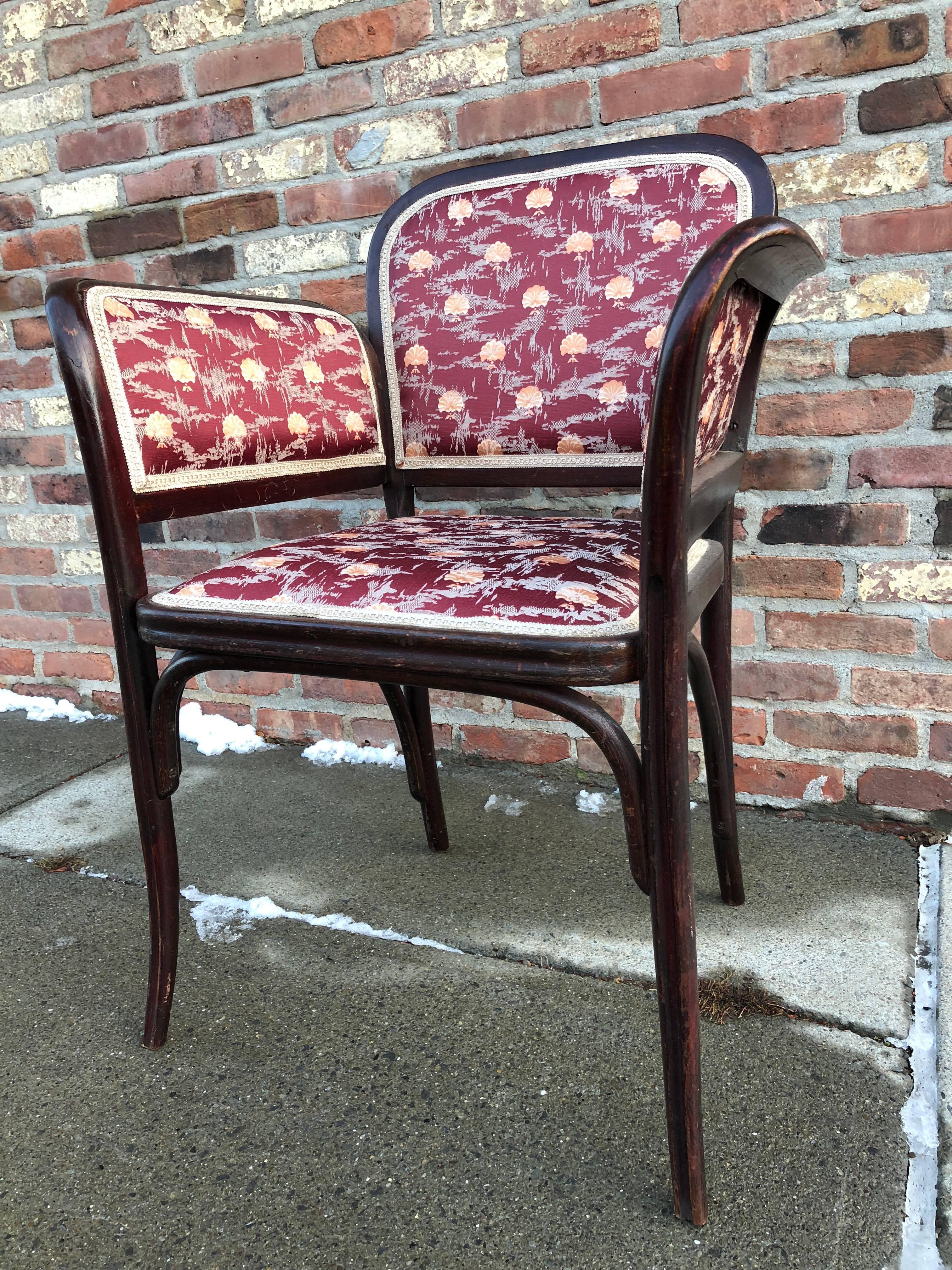 Chaise inhabituelle en bois courbé avec des bras latéraux évasés, tapissée d'un tissu de style sécessionniste. Timbre Thonet sur le cadre intérieur.