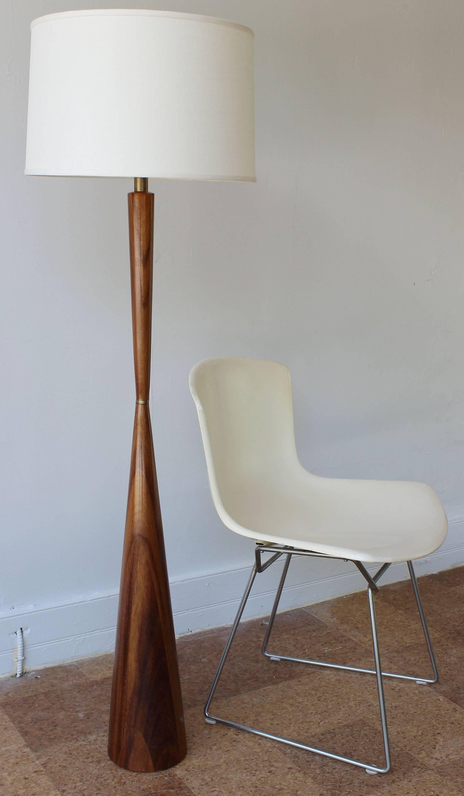 A stunning turned solid walnut floor lamp with brass details.

Height is to socket. Shade for photo only.

New wiring.