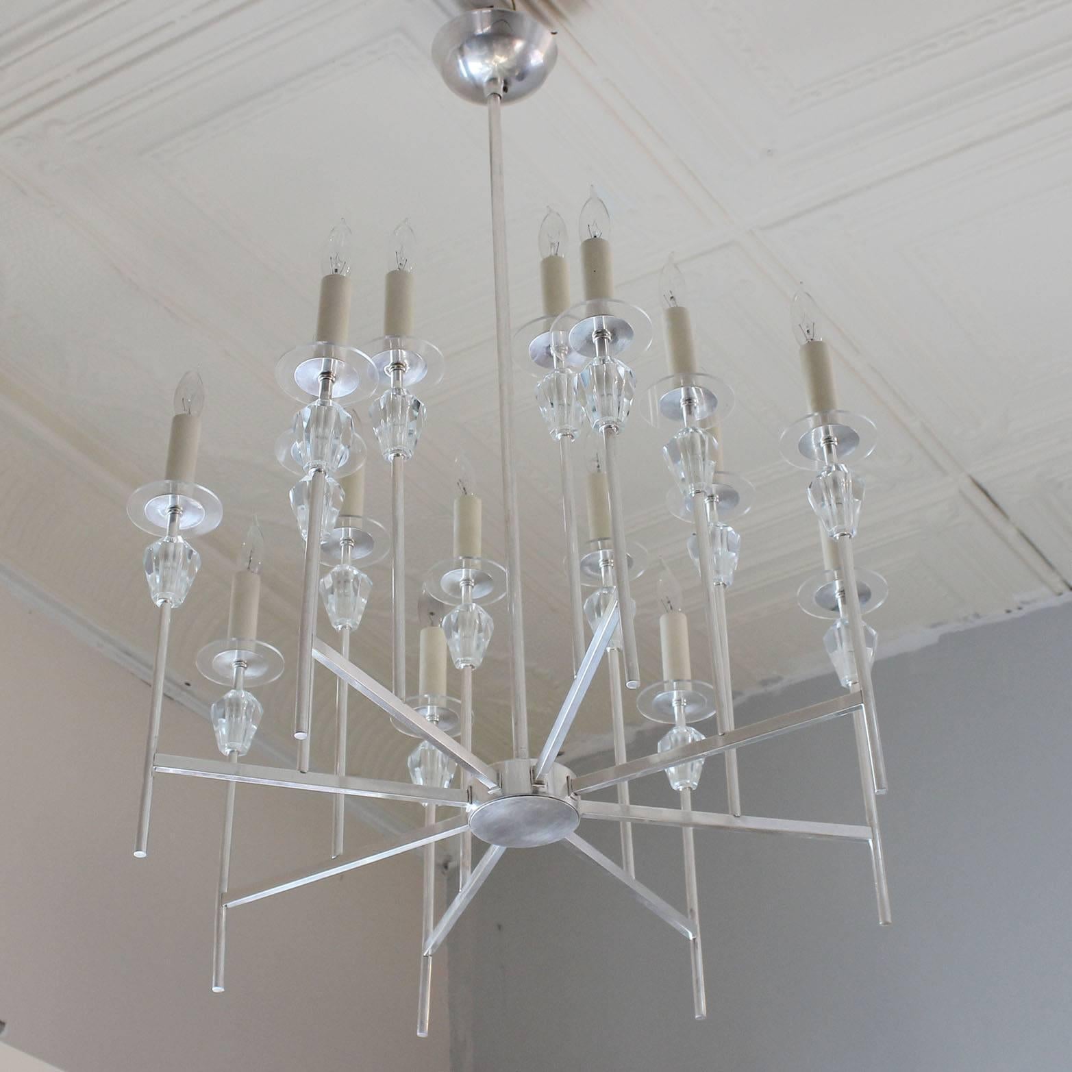 Elegant eight-arm silver plate chandelier with faceted Lucite crystals, in the manner of Tommi Parzinger.

Measures: Body height 20 inches.

Complementary delivery within 30 miles.