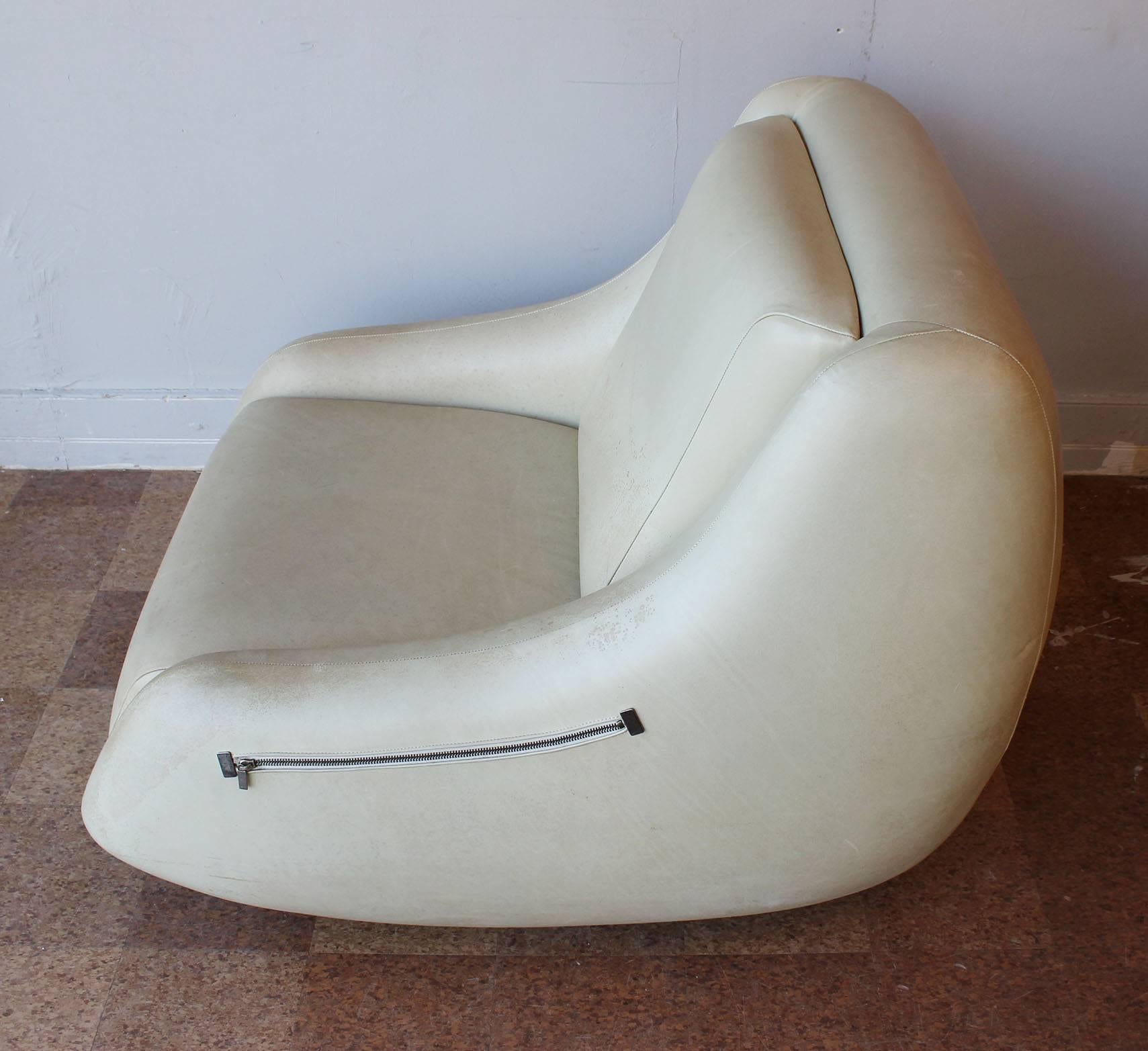 From Italy, super rare Gucci cream leather swivel lounge chairs. Superb lines. These chairs do spin 360° on an incredible heavy duty mechanism. In original upholstery. By Tom Ford, Studio Sofield for Gucci.

these chairs are also available for