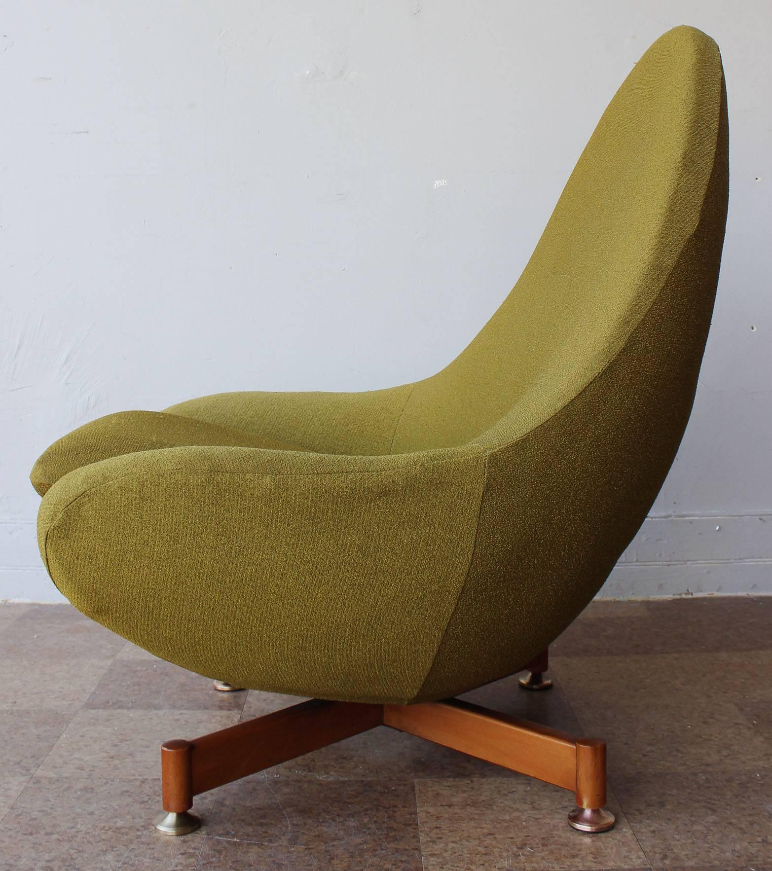 Italian Swivel Lounge Chair In Good Condition In Southampton, NY