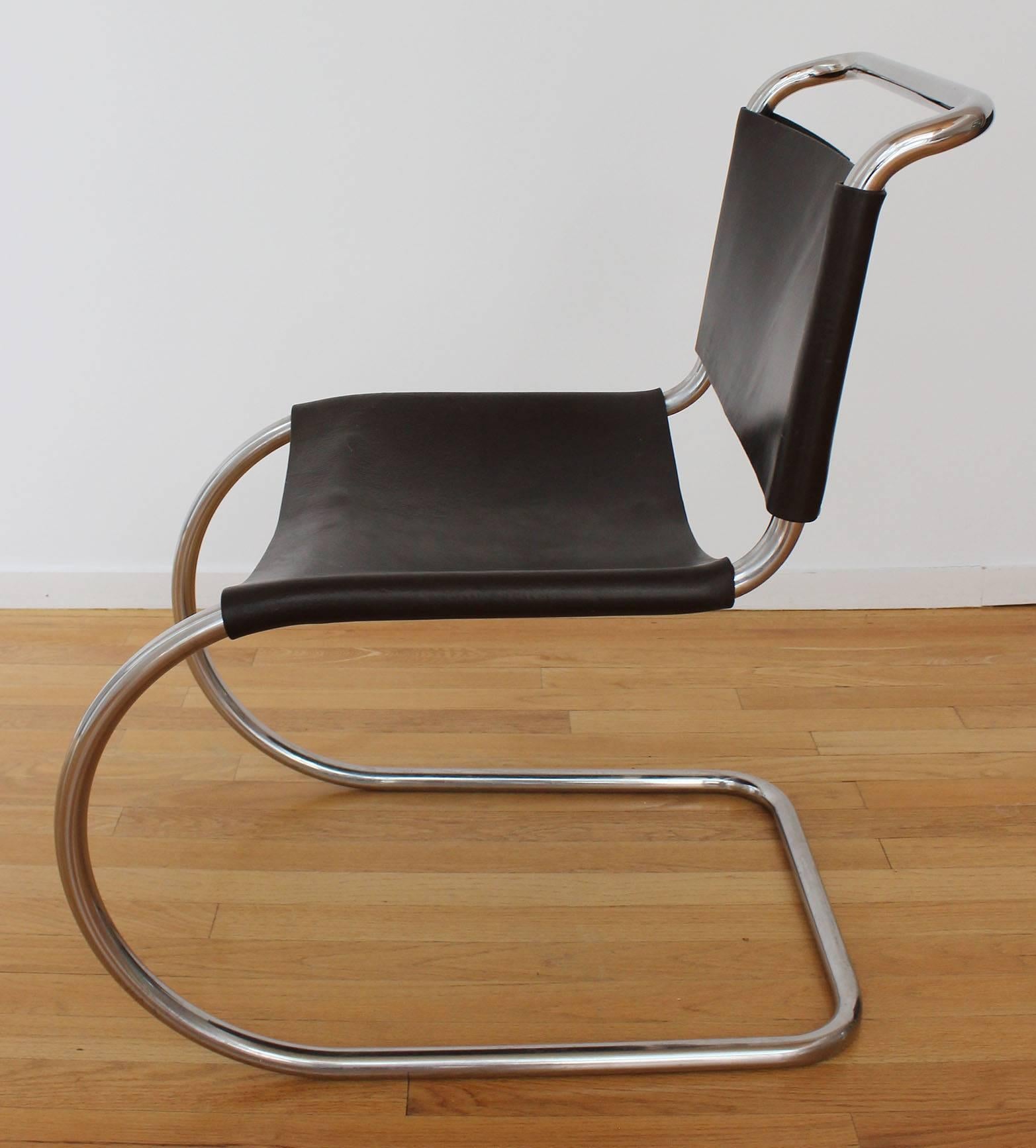 Mid-Century Modern Set of Four MR Chairs For Sale