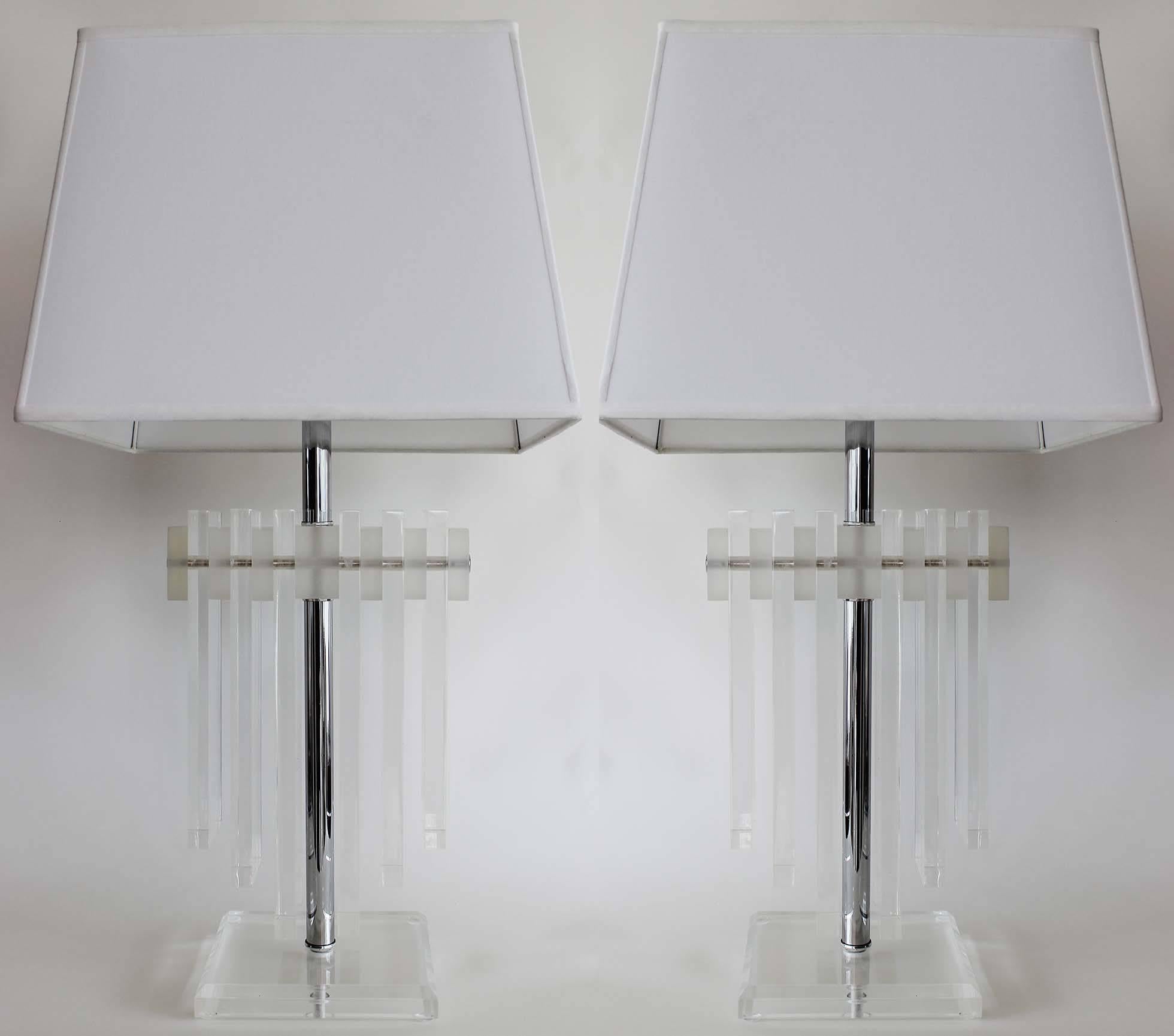 A large pair of 1970s Lucite and chrome tables lamps. Shades for photography only.

Lamp measures 20 inches high to socket.
 