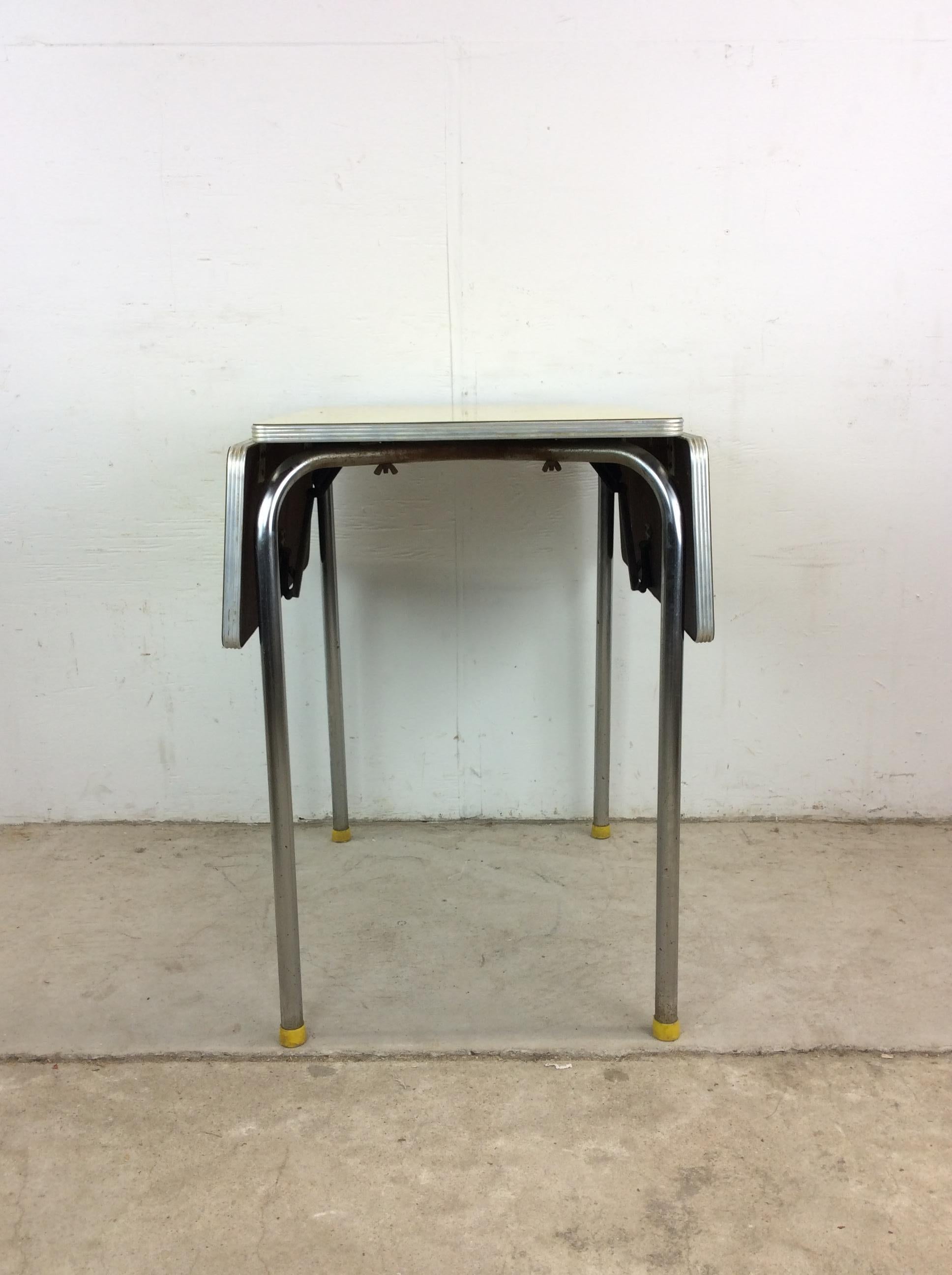 Esta mesa de cocina moderna de mediados de siglo tiene un original tablero de fórmica con motivos amarillos, dos hojas desplegables que permiten personalizar el tamaño y patas y tablero cromados.

Dimensiones: 20w 23.5d 28h 7.5lw

Notas sobre el