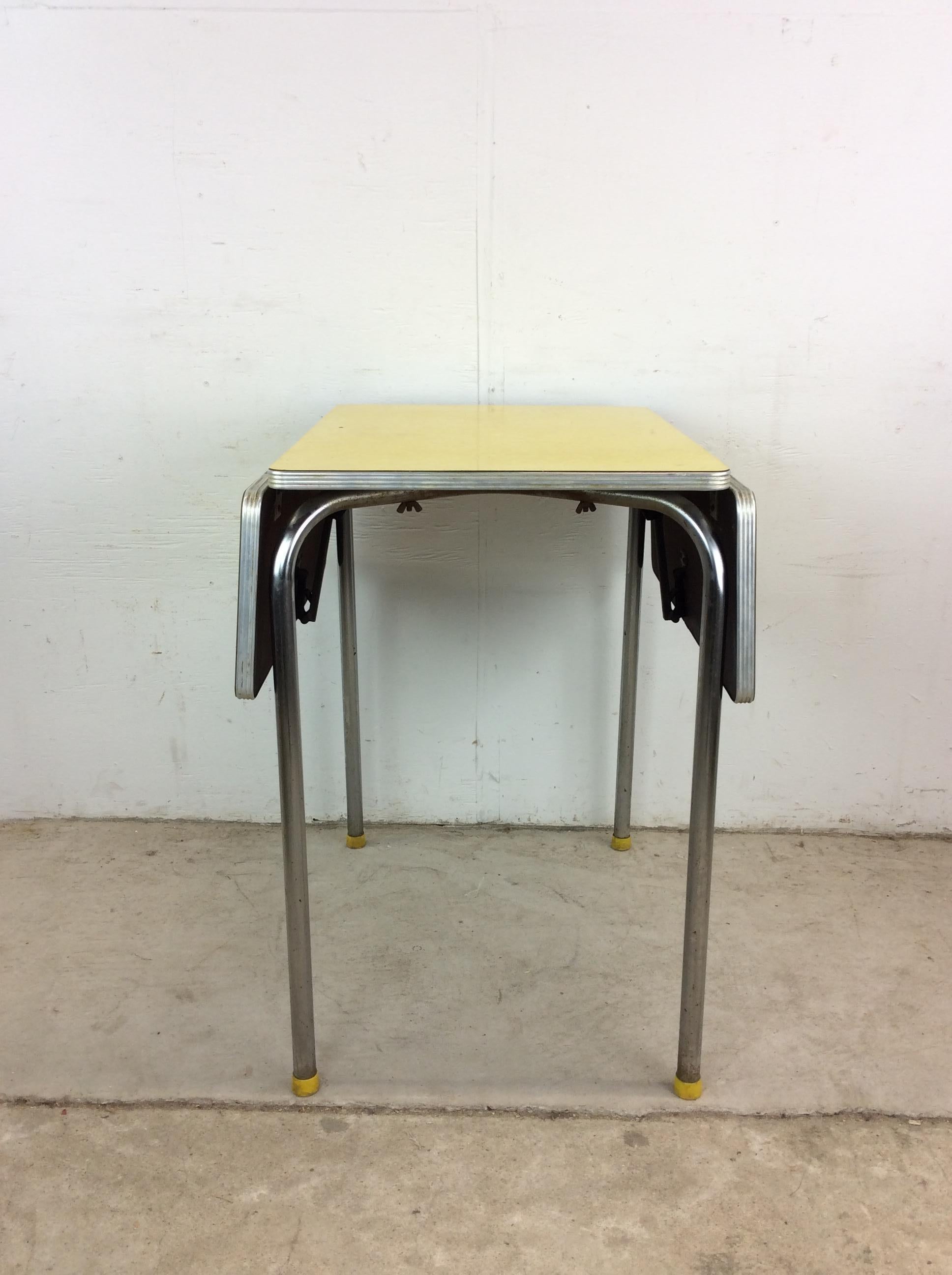 Mesa Pequeña Mid Century Modern Yellow Form Top Table con 2 Hojas Moderno de mediados de siglo en venta