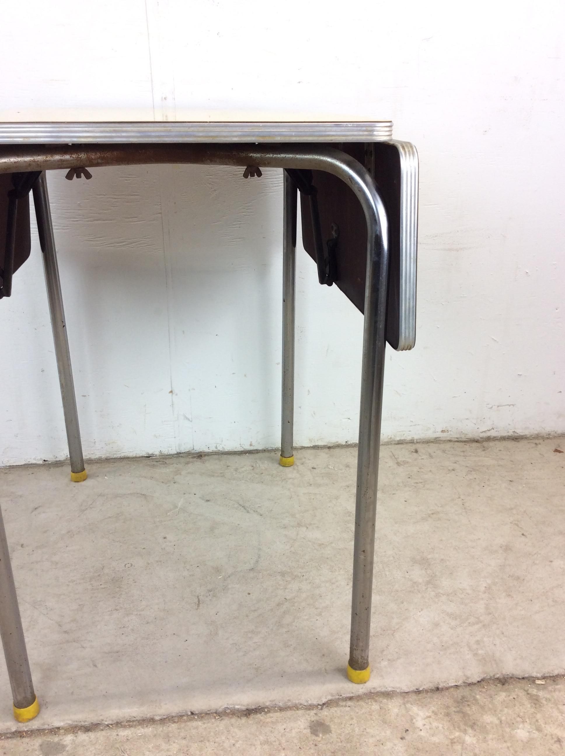 Mesa Pequeña Mid Century Modern Yellow Form Top Table con 2 Hojas en Bueno estado para la venta en Freehold, NJ