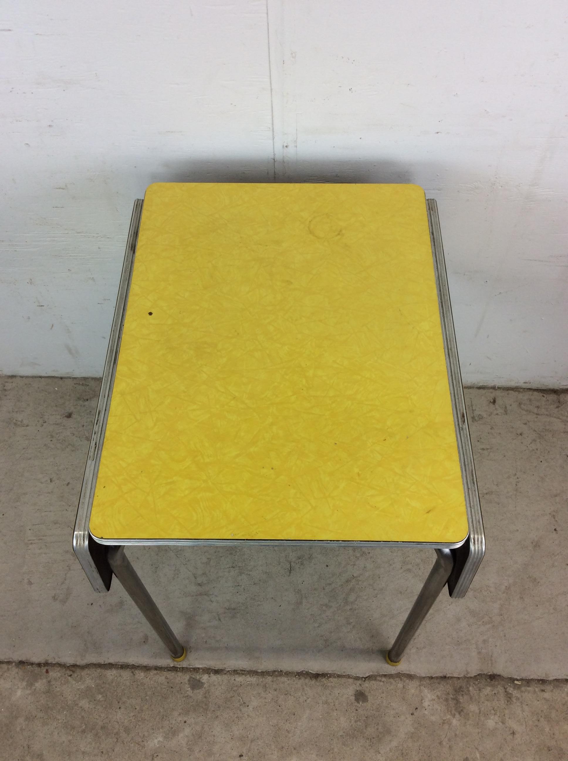 Mesa Pequeña Mid Century Modern Yellow Form Top Table con 2 Hojas siglo XX en venta