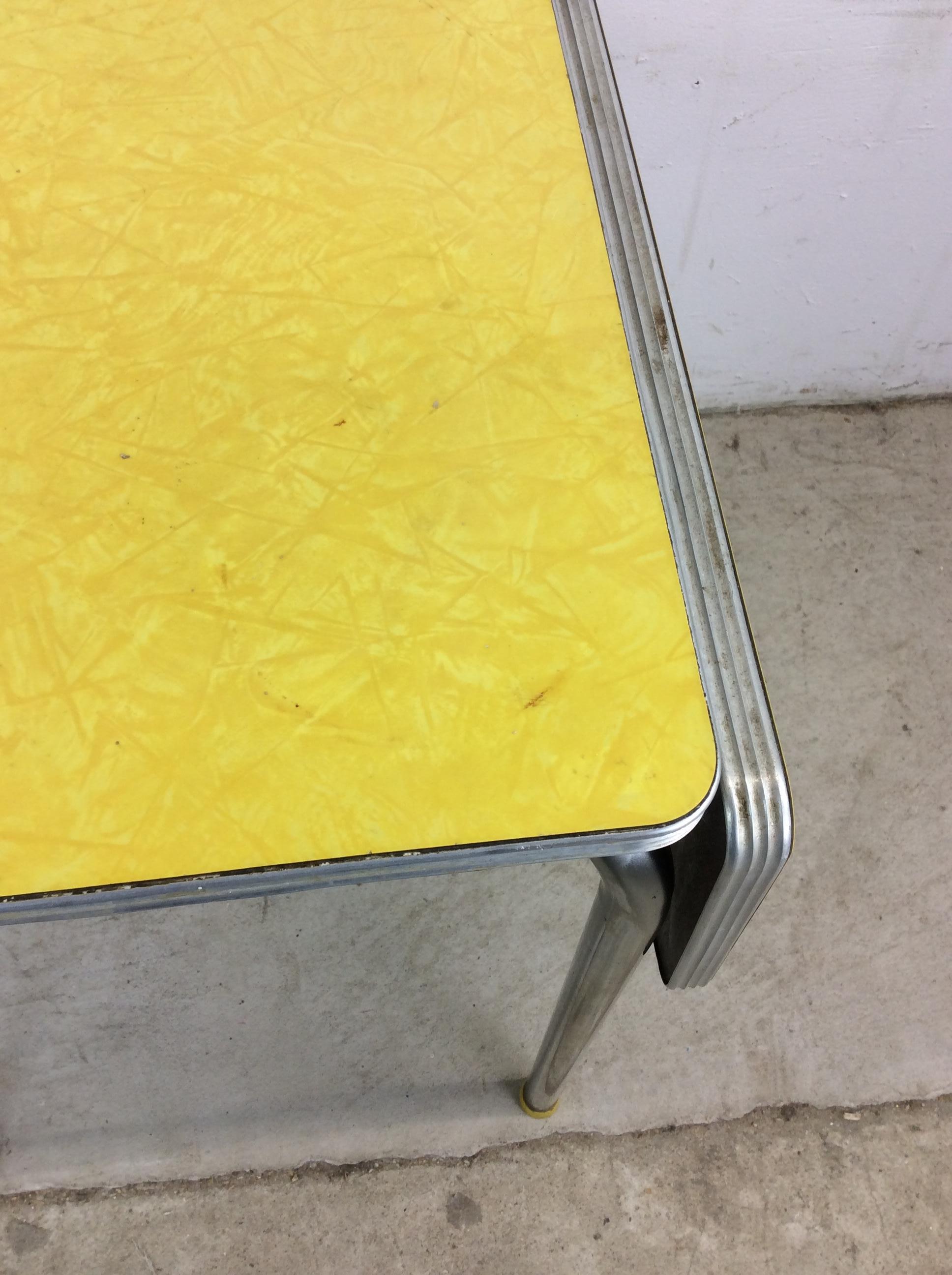 Mesa Pequeña Mid Century Modern Yellow Form Top Table con 2 Hojas en venta 2