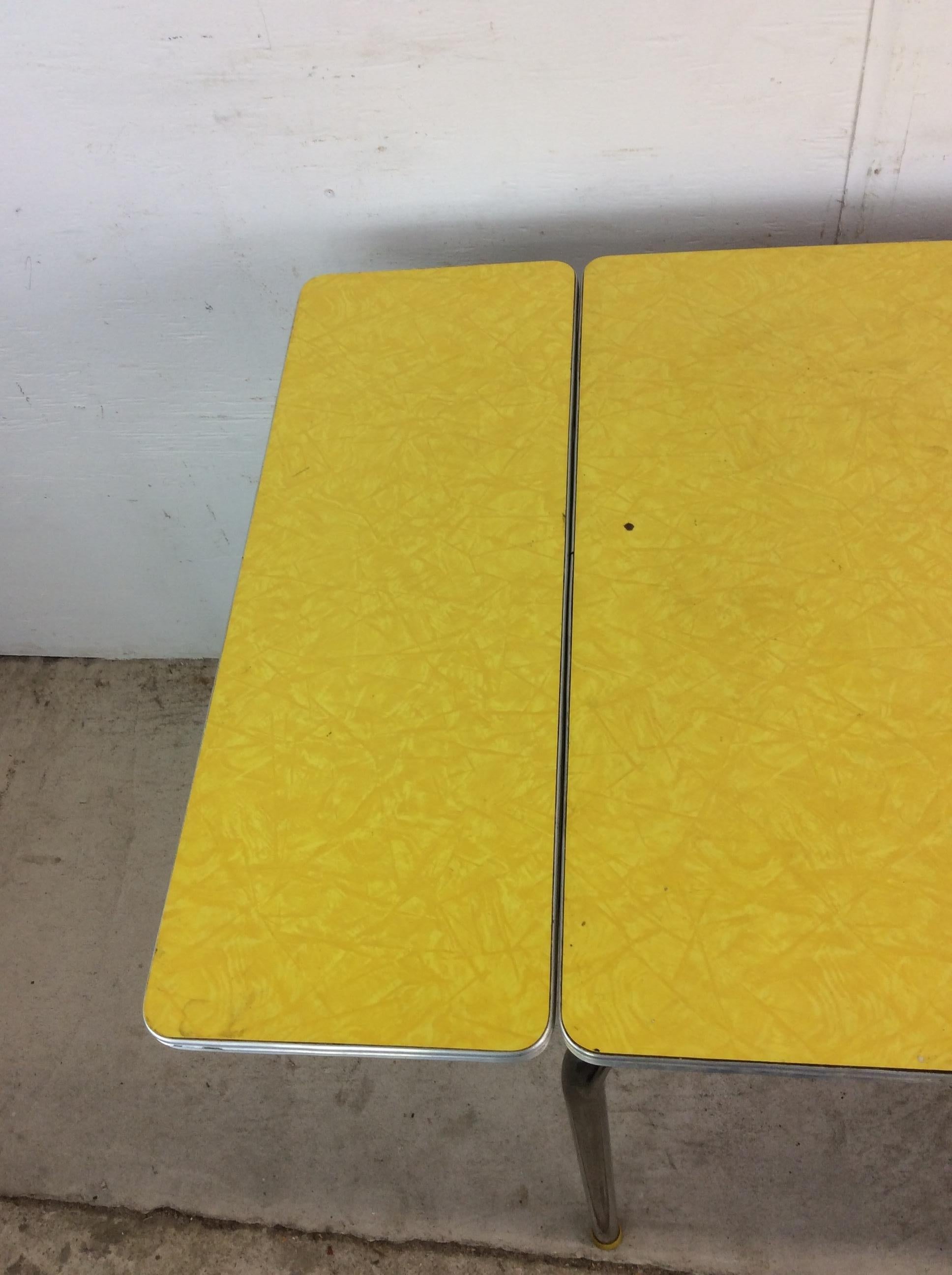 Mesa Pequeña Mid Century Modern Yellow Form Top Table con 2 Hojas en venta 3