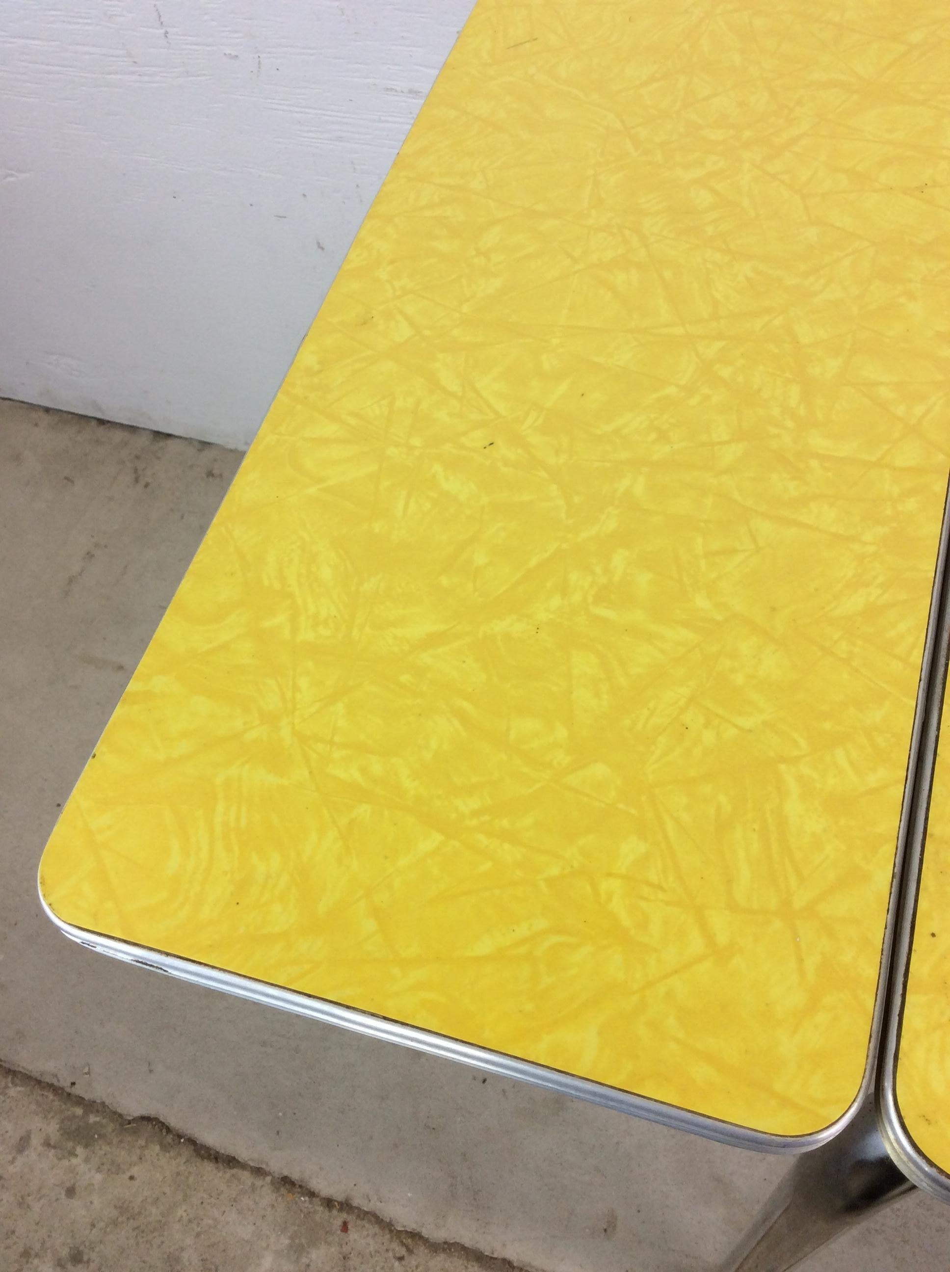 Mesa Pequeña Mid Century Modern Yellow Form Top Table con 2 Hojas en venta 5