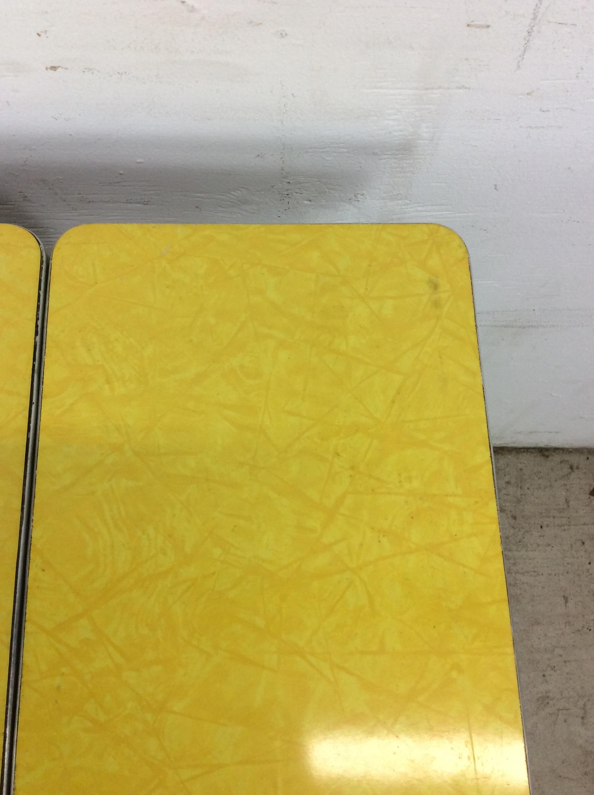 Mesa Pequeña Mid Century Modern Yellow Form Top Table con 2 Hojas en venta 6