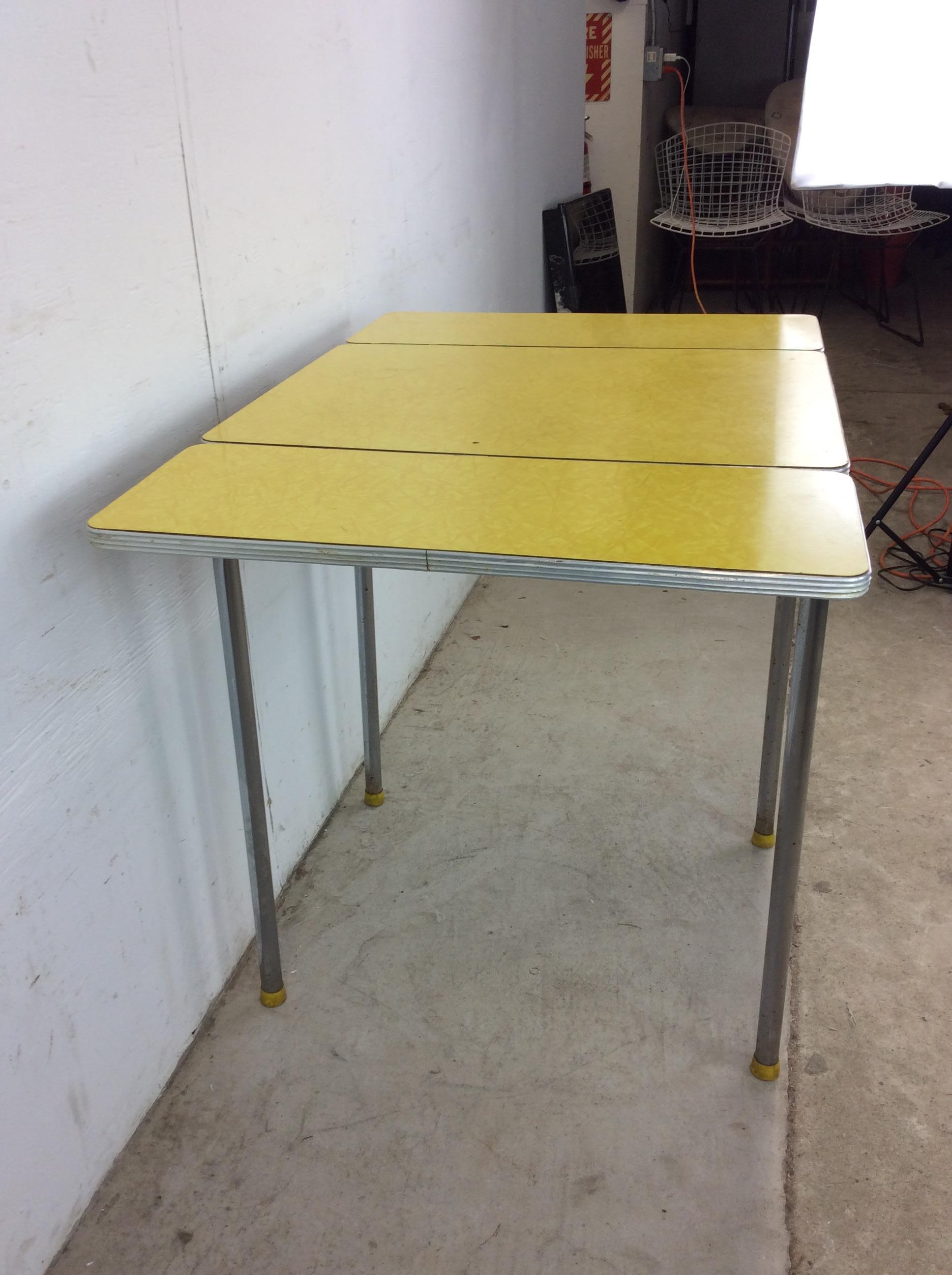 Mesa Pequeña Mid Century Modern Yellow Form Top Table con 2 Hojas en venta 7