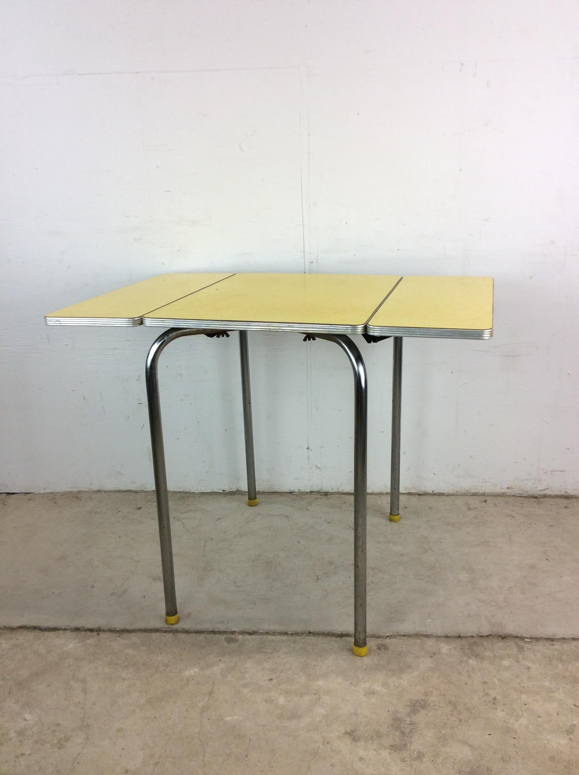Mesa Pequeña Mid Century Modern Yellow Form Top Table con 2 Hojas en venta 10