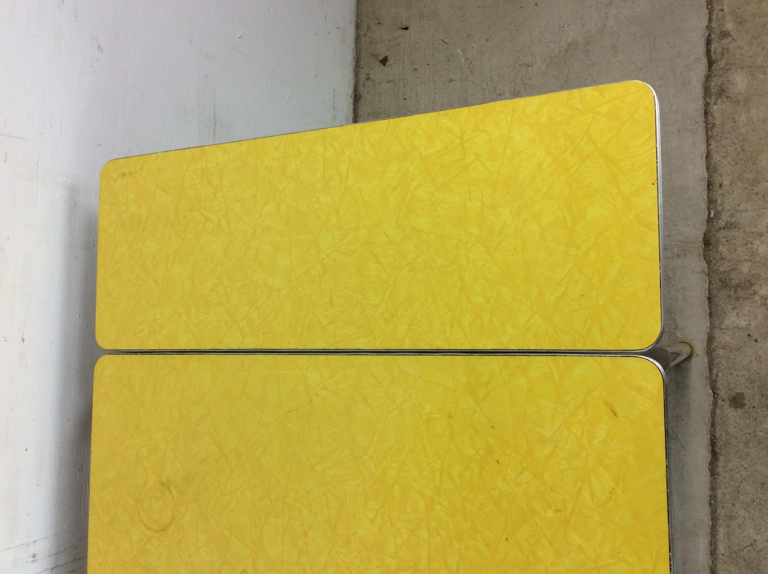 Mesa Pequeña Mid Century Modern Yellow Form Top Table con 2 Hojas en venta 4