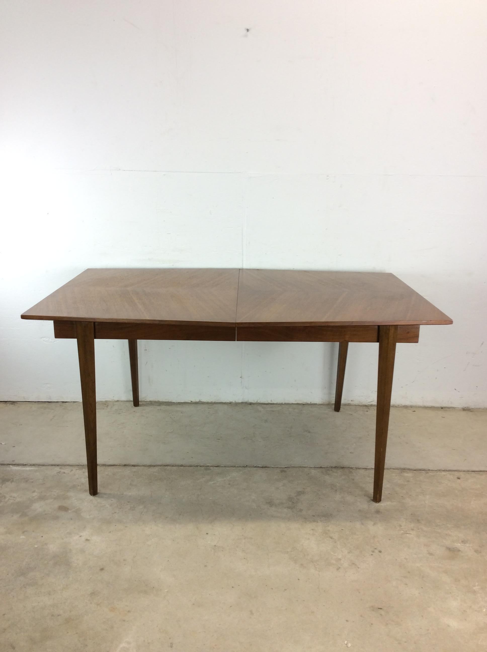 Esta mesa de comedor moderna de mediados de siglo tiene estructura de madera noble, chapa de nogal con acabado original, una hoja extraíble para ampliar la superficie y patas altas cónicas.

Dimensiones: 60w 40.25d 29.5h 18.5lw

Notas sobre el