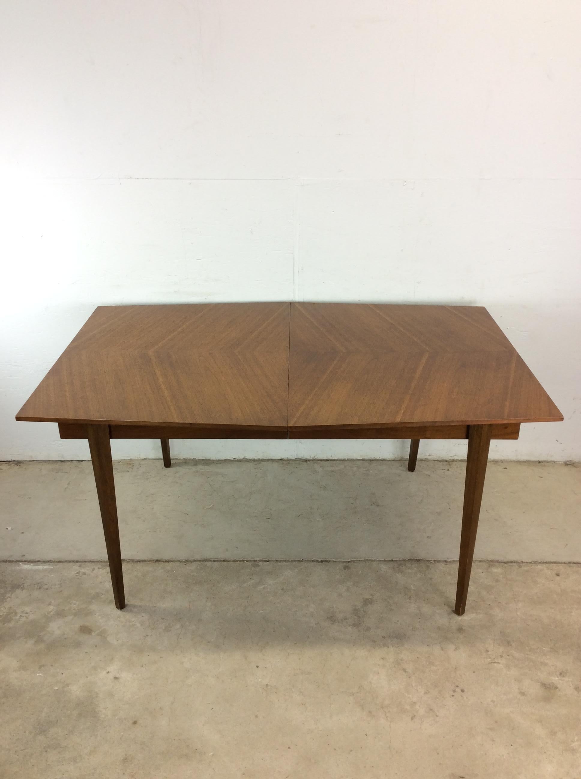 Mesa de comedor moderna de mediados de siglo en nogal con hoja Moderno de mediados de siglo en venta