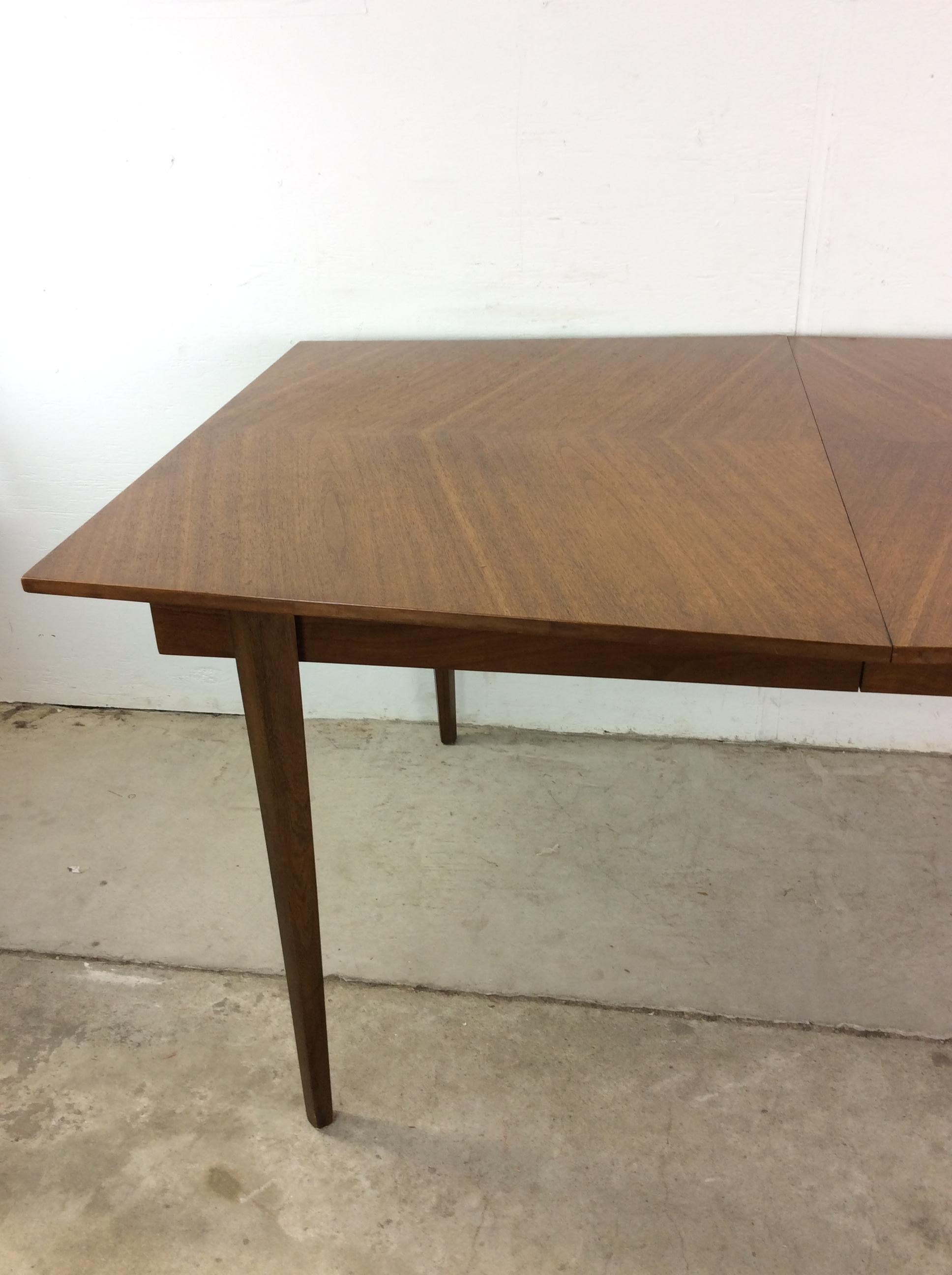 Mesa de comedor moderna de mediados de siglo en nogal con hoja Estadounidense en venta