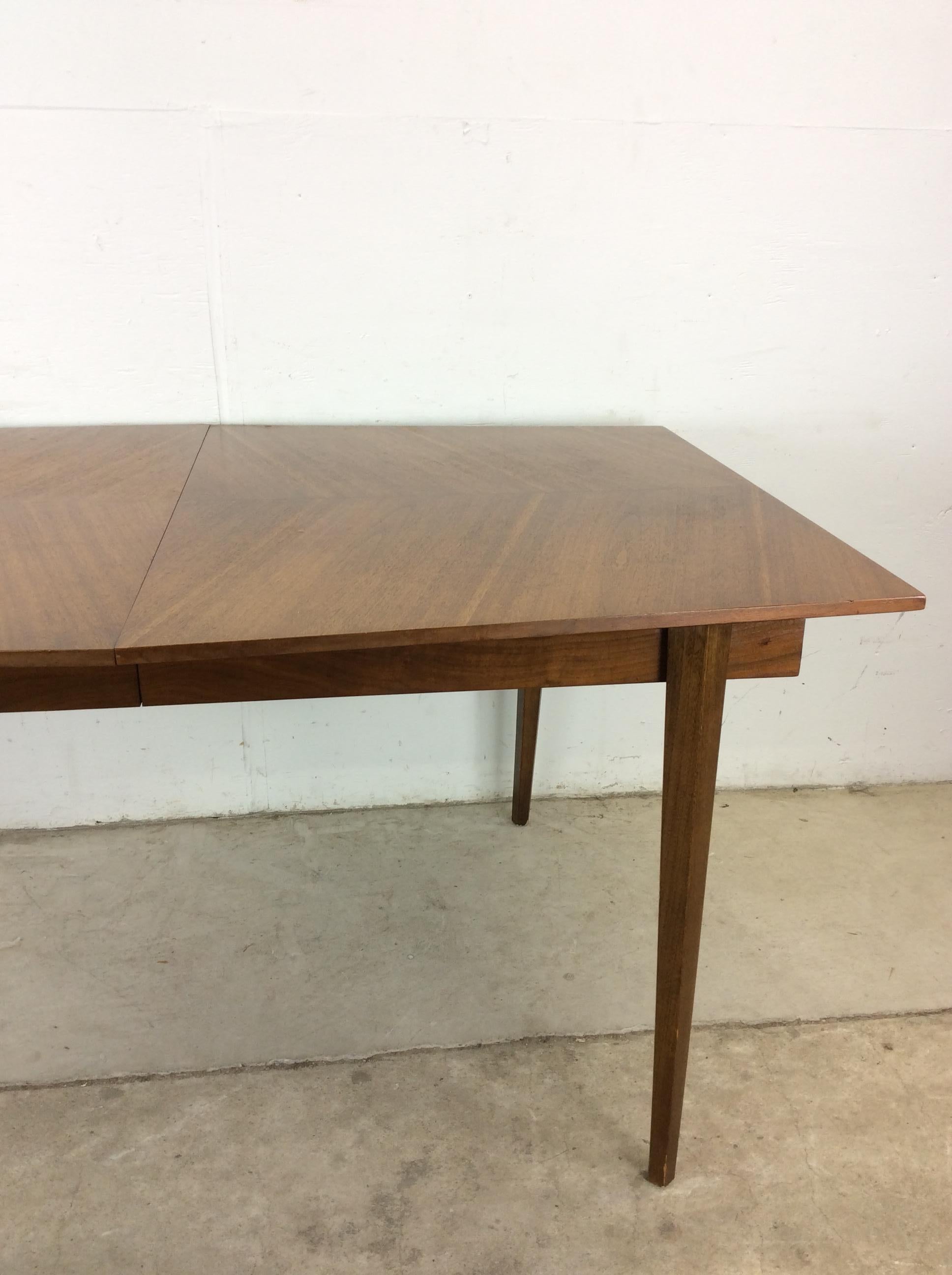 Mesa de comedor moderna de mediados de siglo en nogal con hoja Chapado en venta