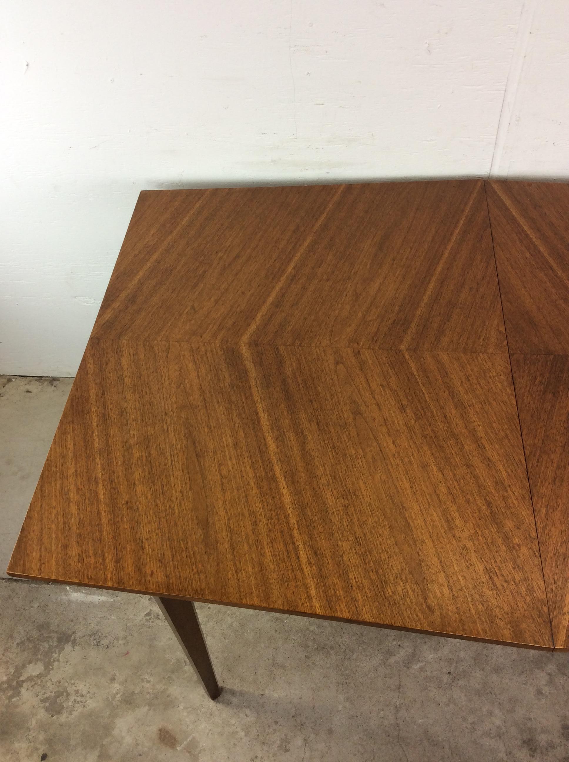 Mesa de comedor moderna de mediados de siglo en nogal con hoja en Bueno estado para la venta en Freehold, NJ
