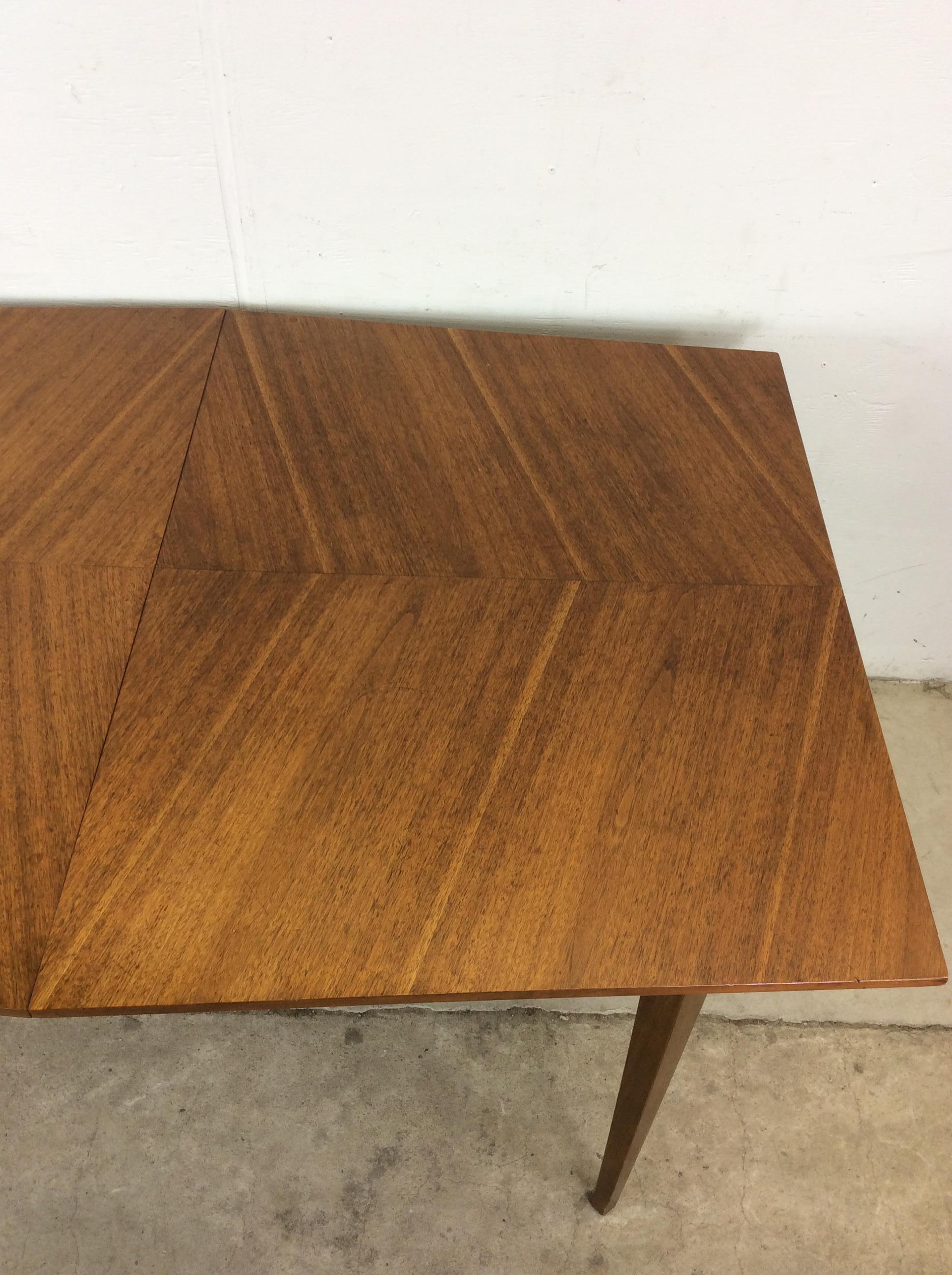 Mesa de comedor moderna de mediados de siglo en nogal con hoja siglo XX en venta