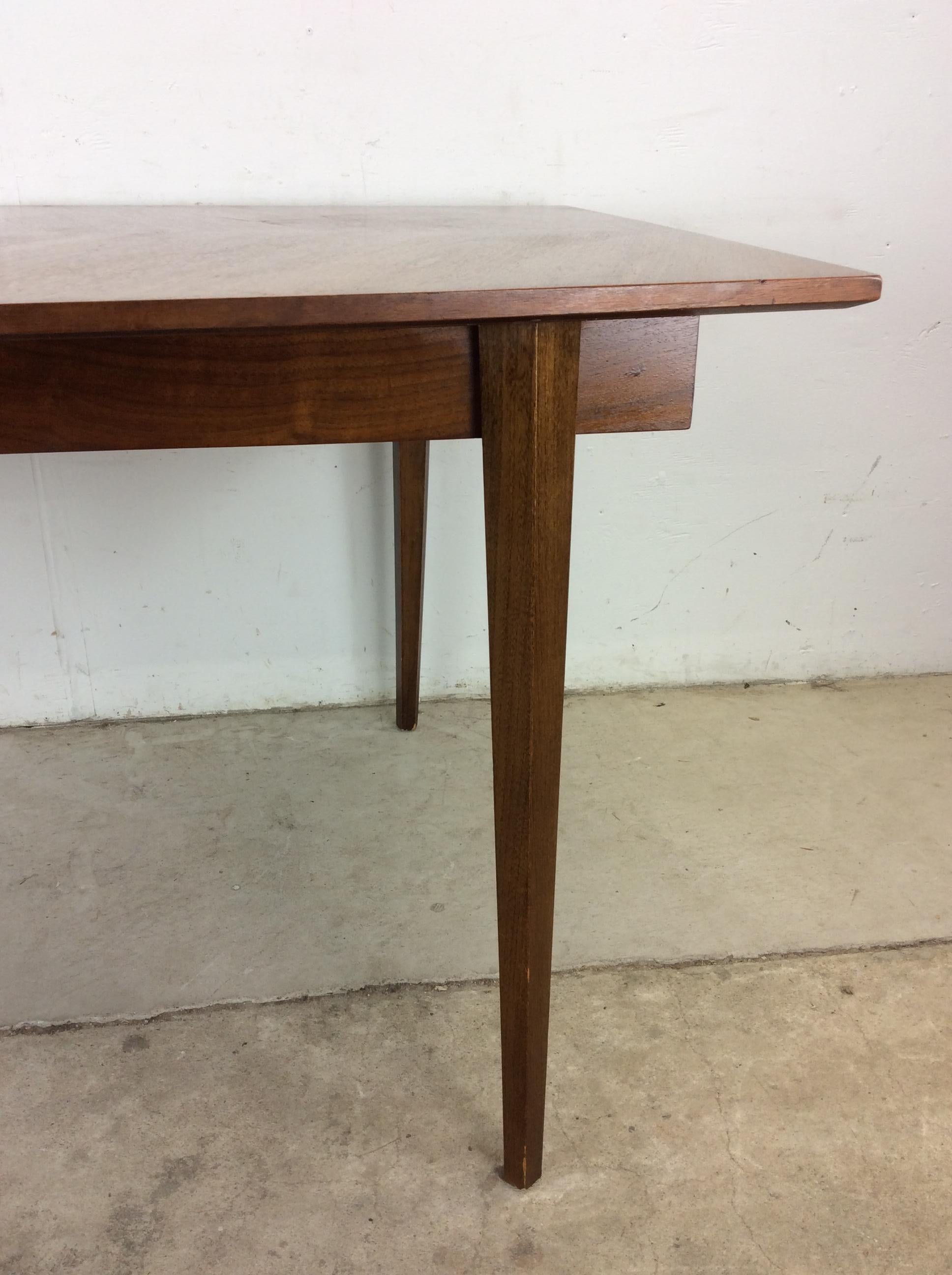 Mesa de comedor moderna de mediados de siglo en nogal con hoja Nogal en venta