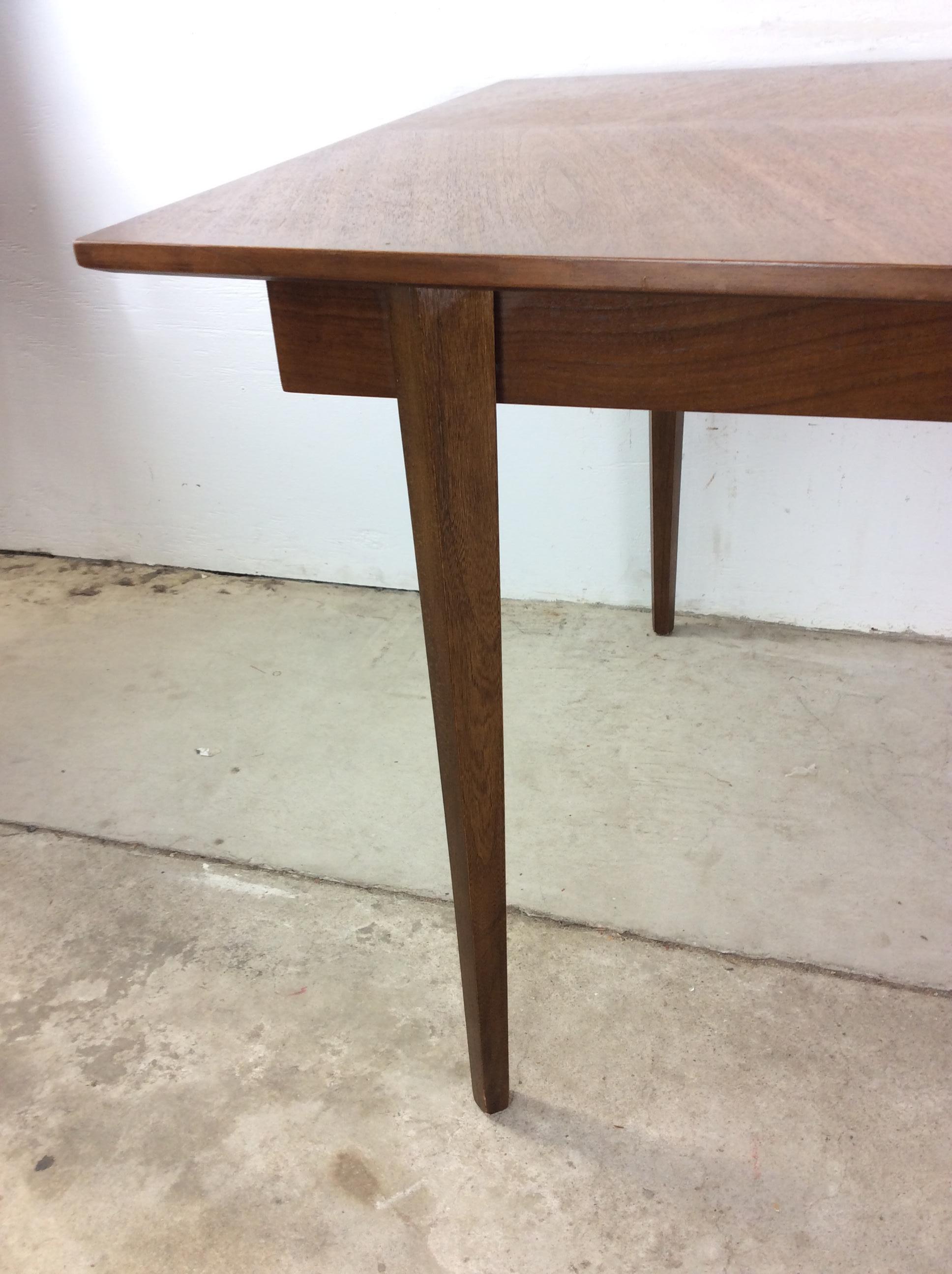 Mesa de comedor moderna de mediados de siglo en nogal con hoja en venta 1
