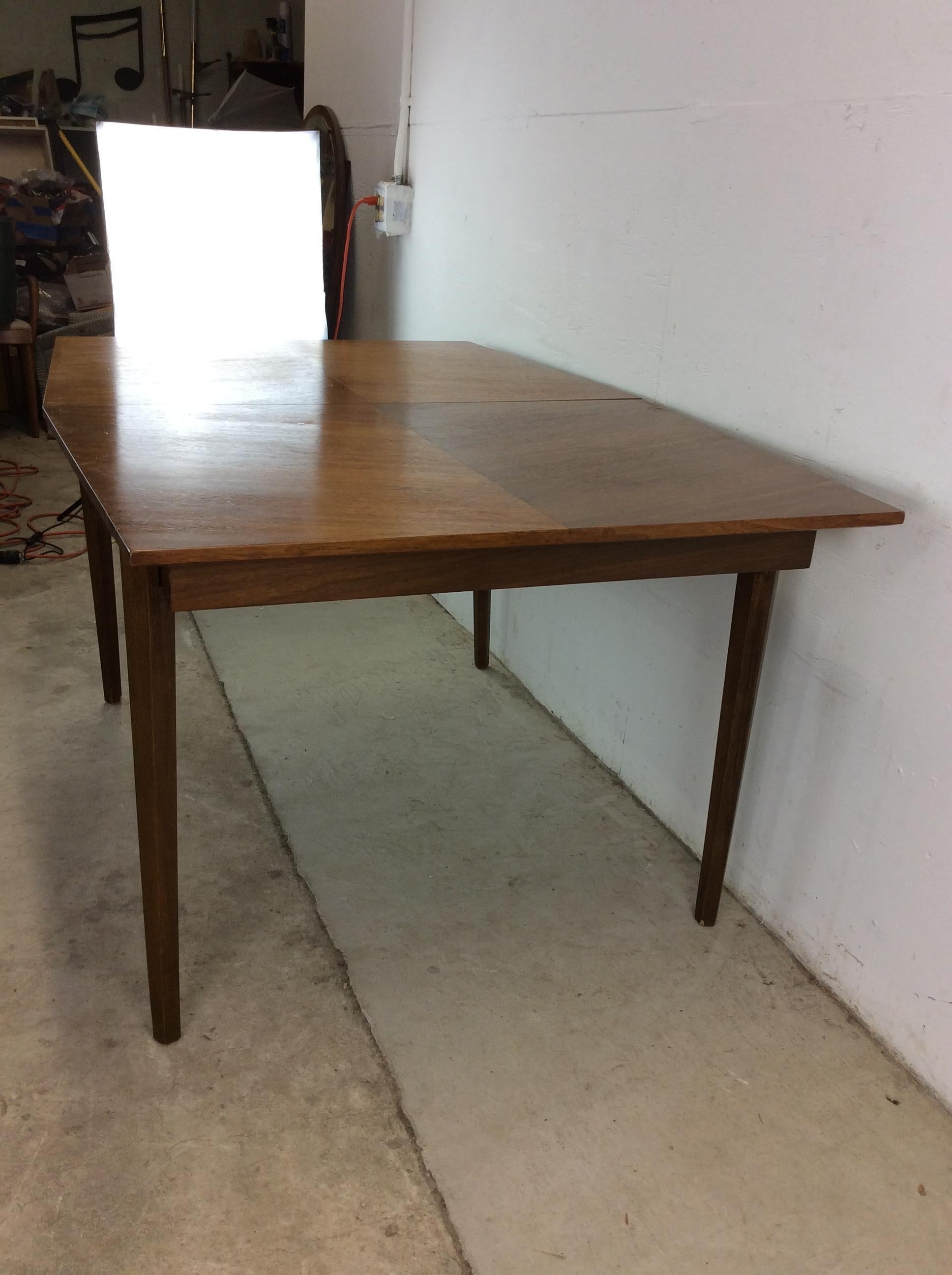 Mesa de comedor moderna de mediados de siglo en nogal con hoja en venta 2