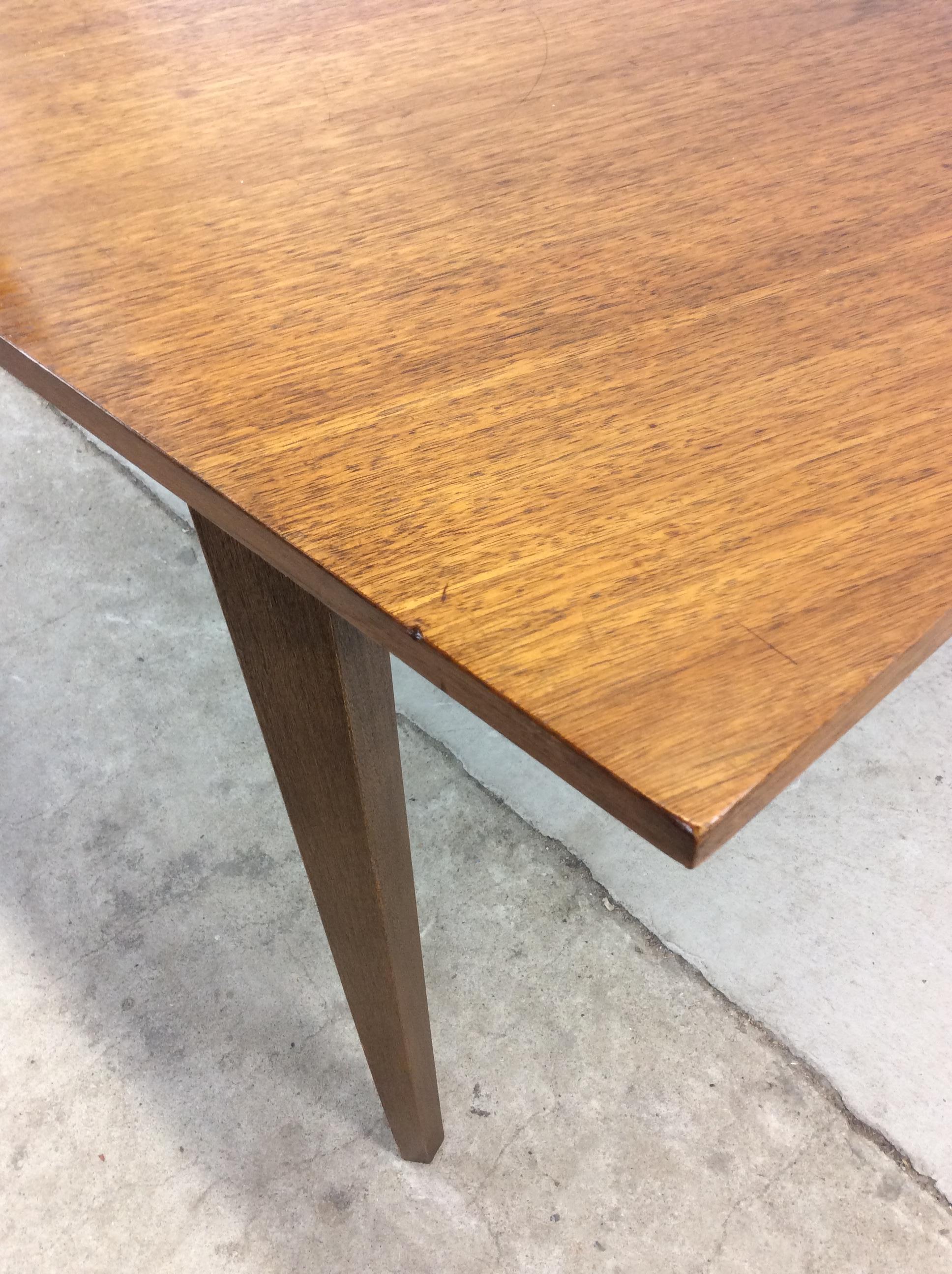 Mesa de comedor moderna de mediados de siglo en nogal con hoja en venta 3