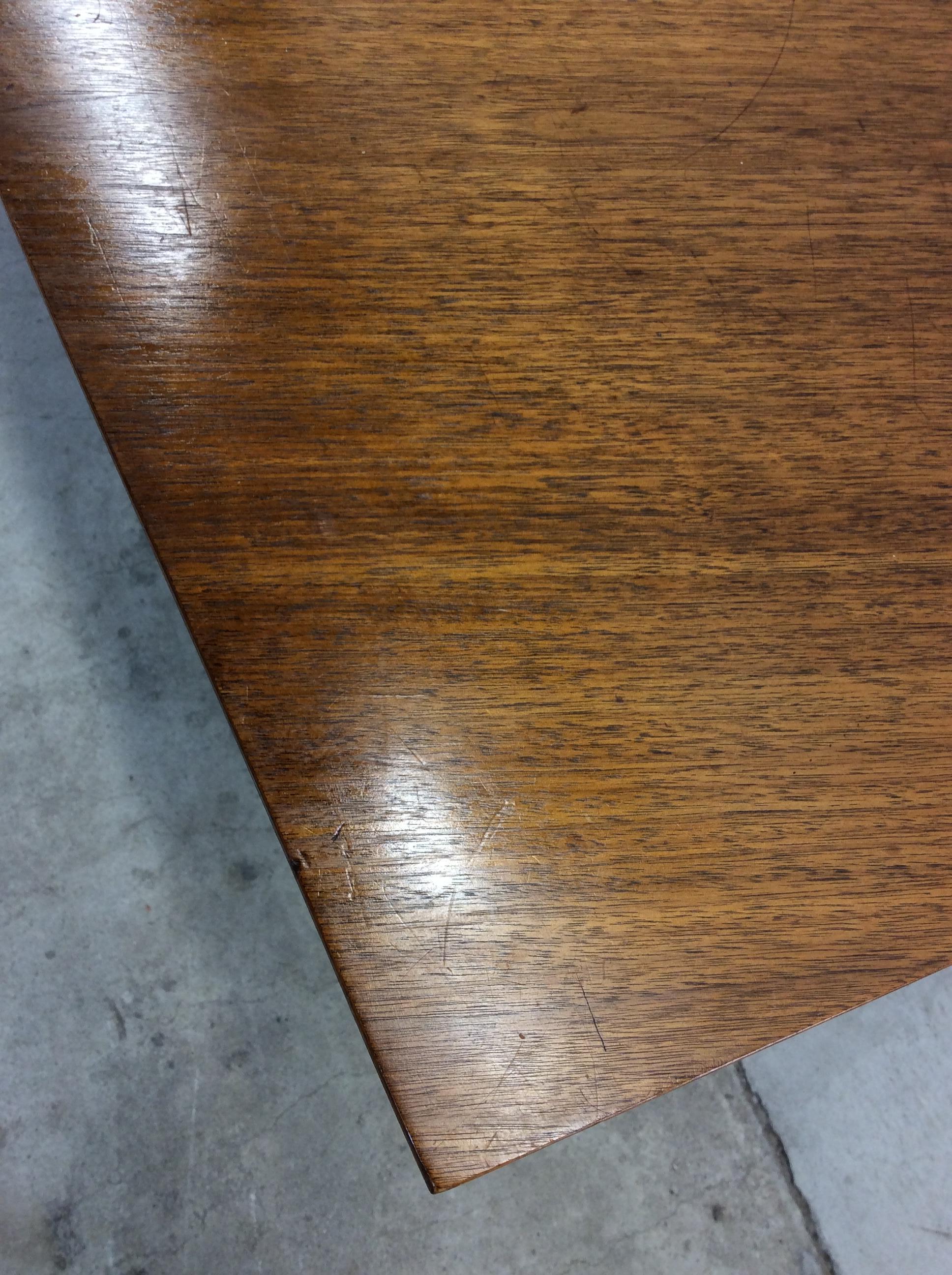 Mesa de comedor moderna de mediados de siglo en nogal con hoja en venta 7