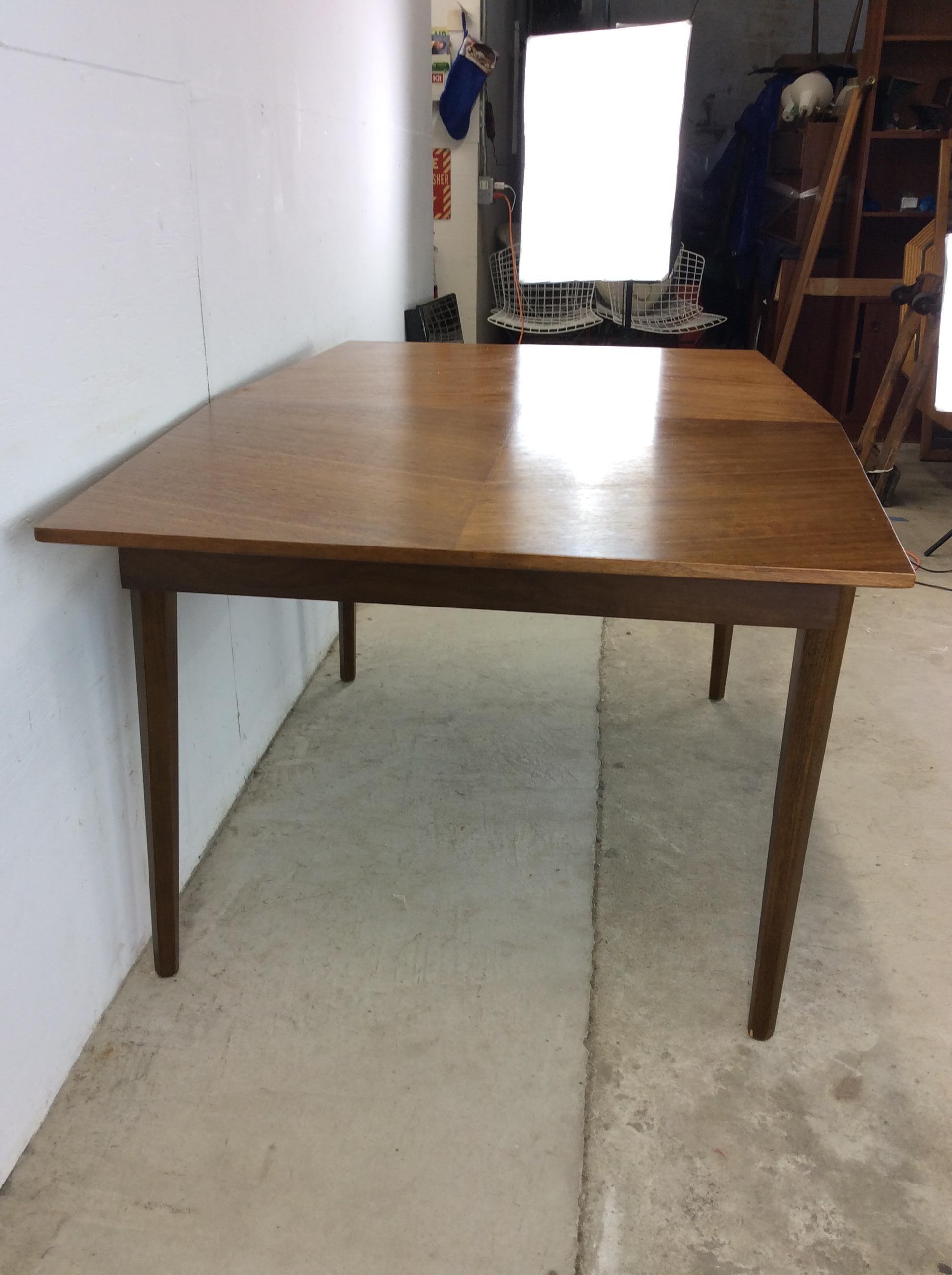Mesa de comedor moderna de mediados de siglo en nogal con hoja en venta 8