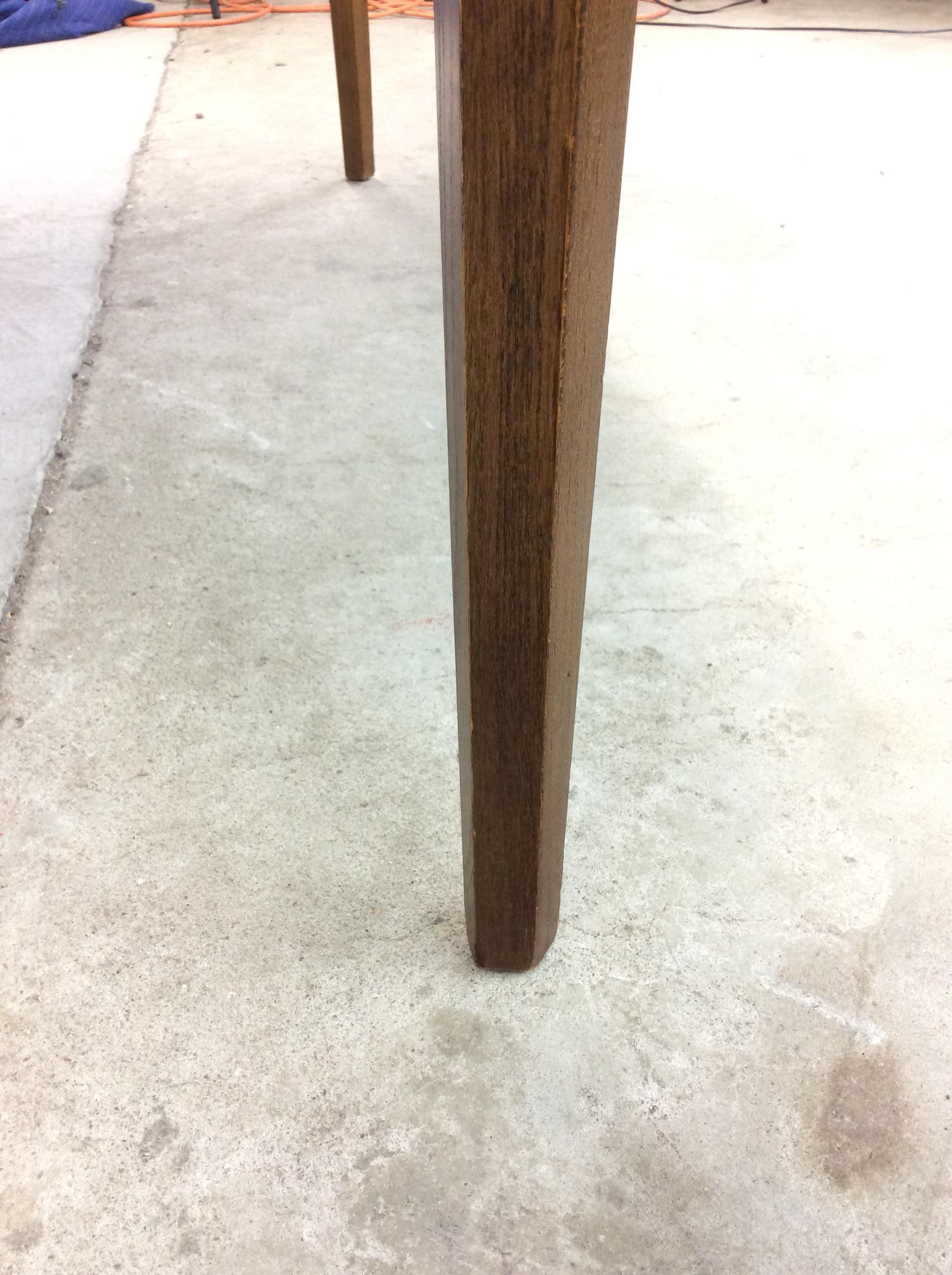 Mesa de comedor moderna de mediados de siglo en nogal con hoja en venta 9