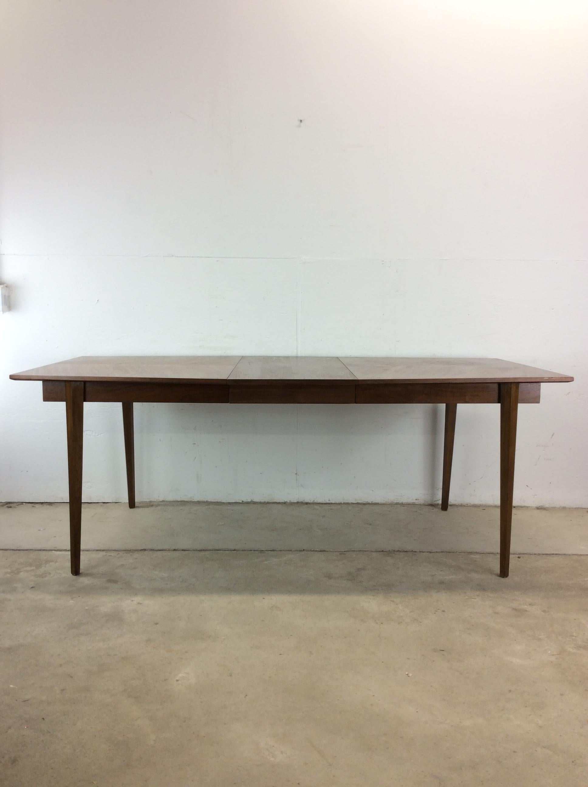 Mesa de comedor moderna de mediados de siglo en nogal con hoja en venta 10