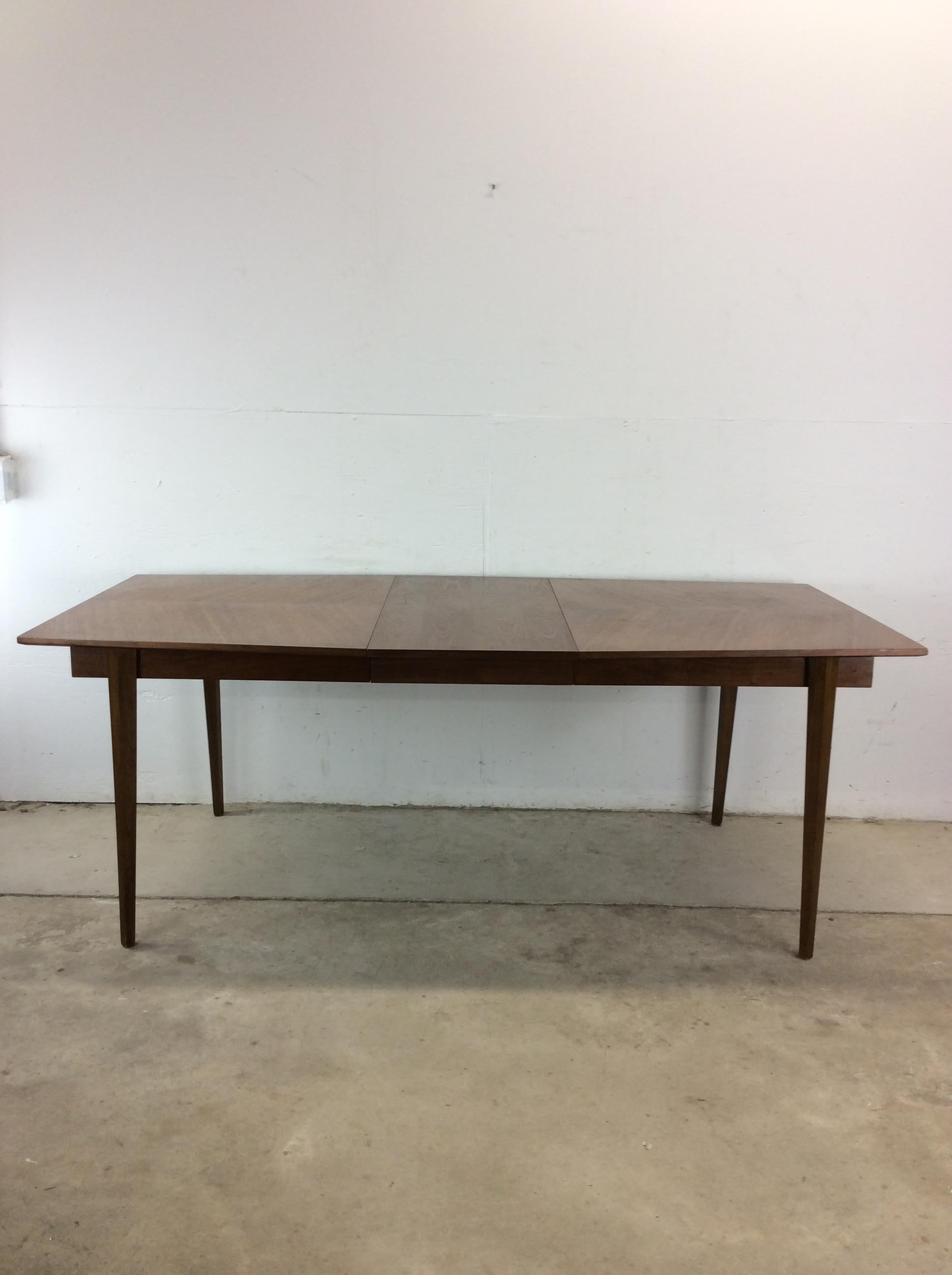 Mesa de comedor moderna de mediados de siglo en nogal con hoja en venta 11