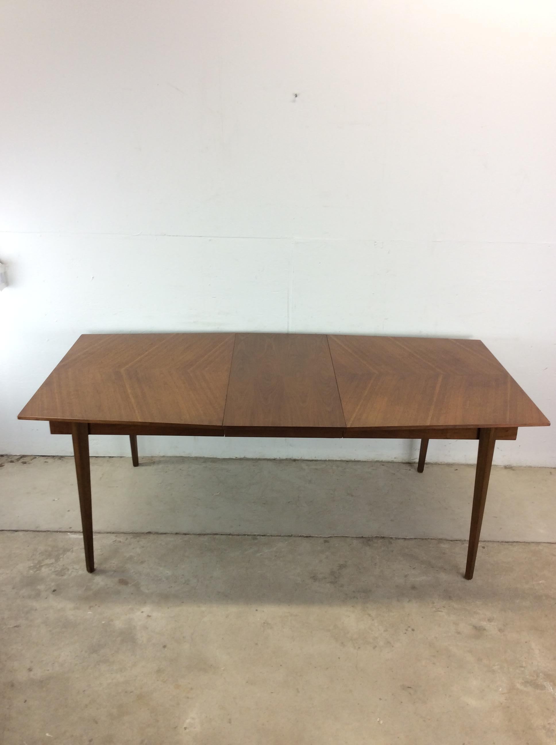 Mesa de comedor moderna de mediados de siglo en nogal con hoja en venta 12