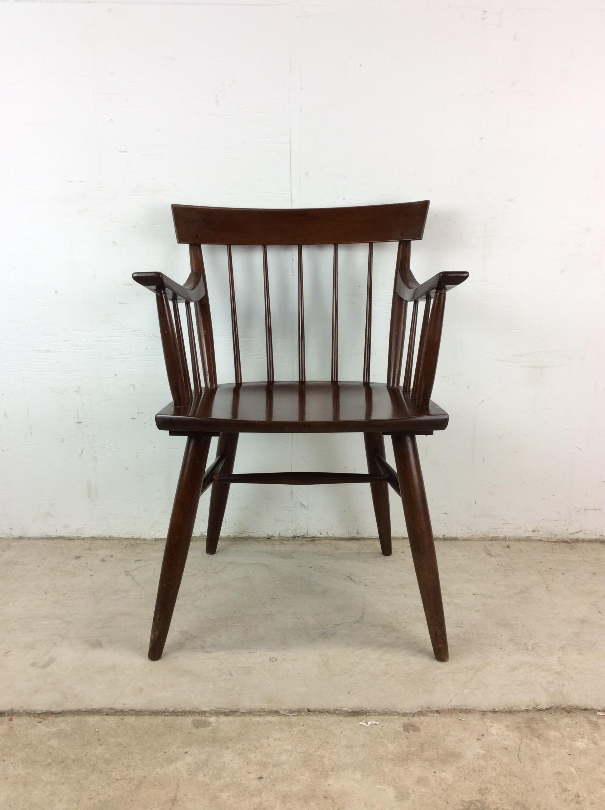 Esta silla de acento moderna de mediados de siglo tiene una estructura de madera noble, un acabado original en nogal oscuro, dos brazos de madera, asiento de pala y patas altas cónicas.

Dimensiones: 22w 21d 31.5h 17.5sh 27ah

Notas sobre el estado: