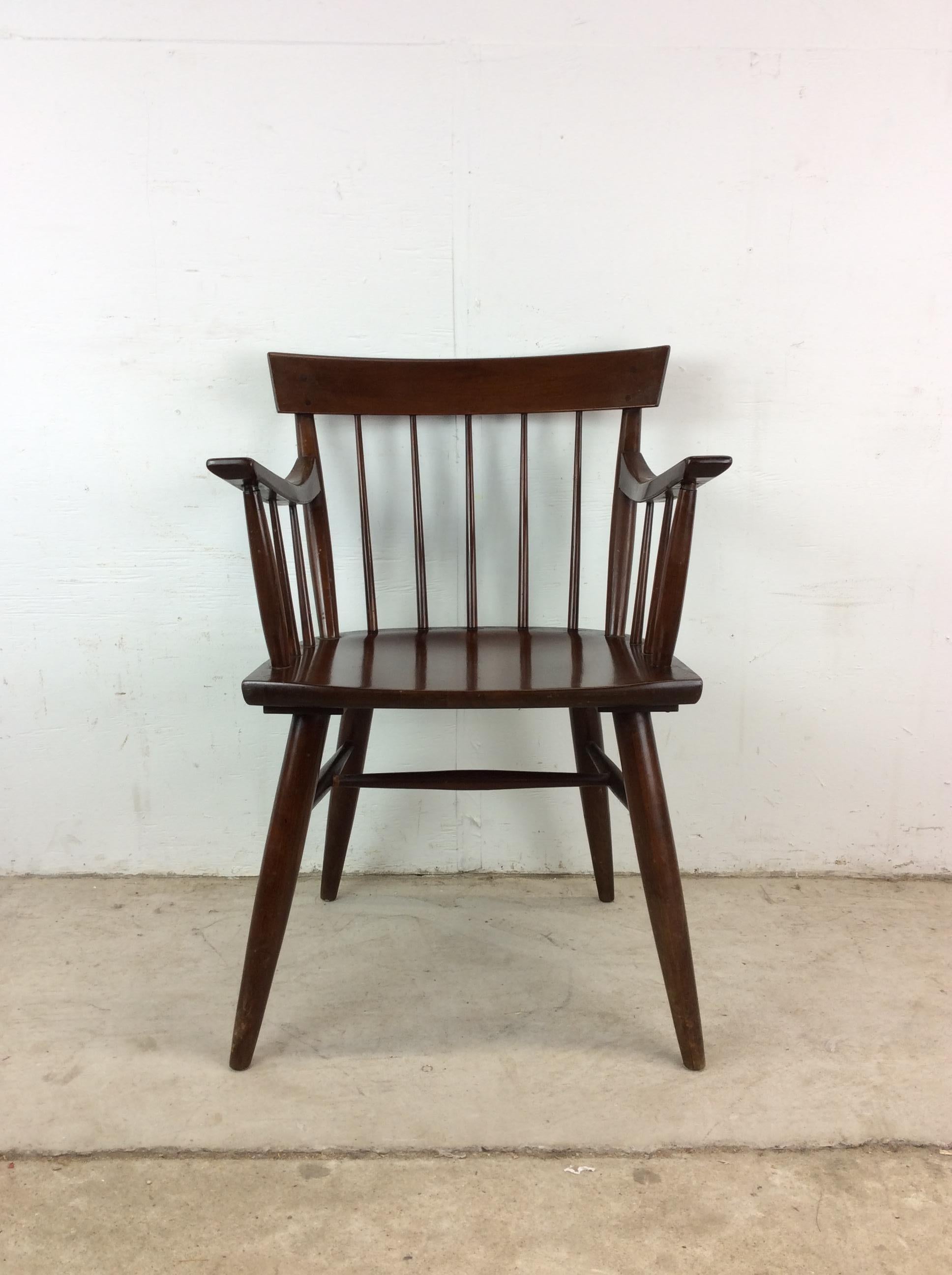 Silla acentuada de nogal moderna de mediados de siglo con brazos Moderno de mediados de siglo en venta