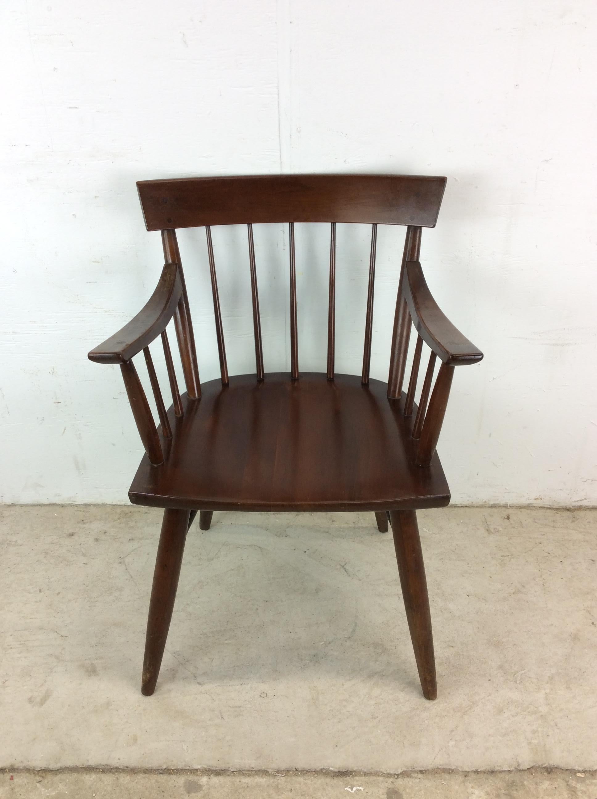 Silla acentuada de nogal moderna de mediados de siglo con brazos Estadounidense en venta