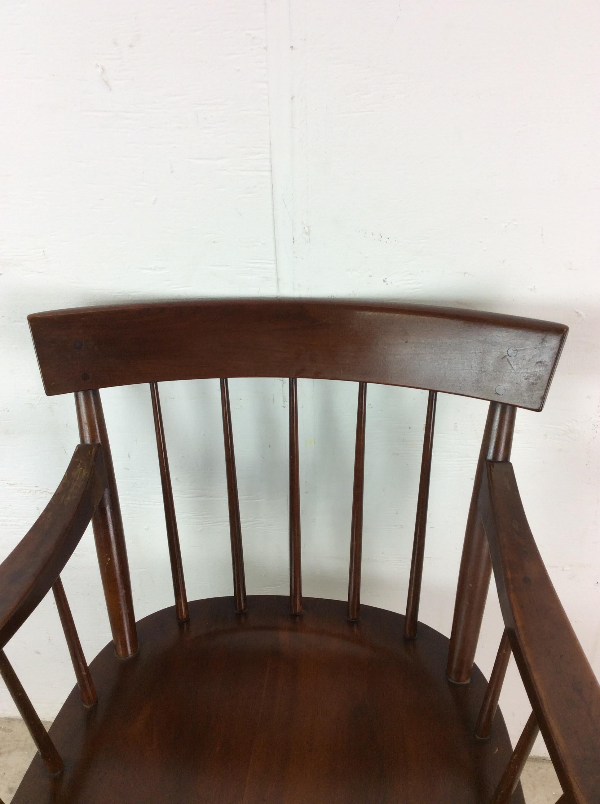 Silla acentuada de nogal moderna de mediados de siglo con brazos siglo XX en venta