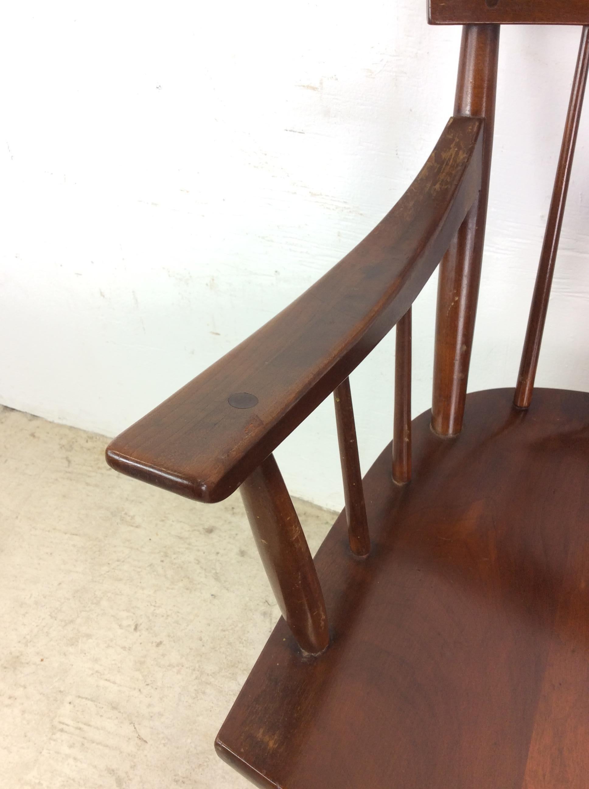 Silla acentuada de nogal moderna de mediados de siglo con brazos en venta 1