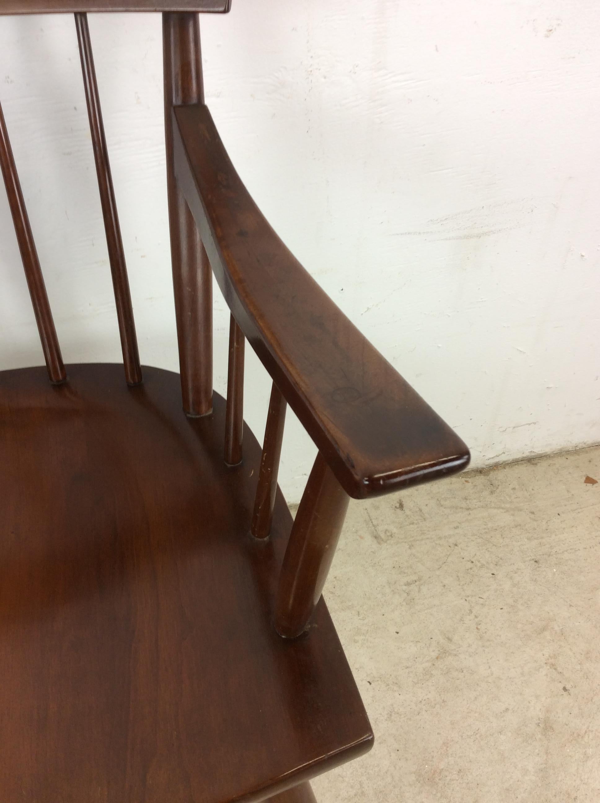 Silla acentuada de nogal moderna de mediados de siglo con brazos en venta 2