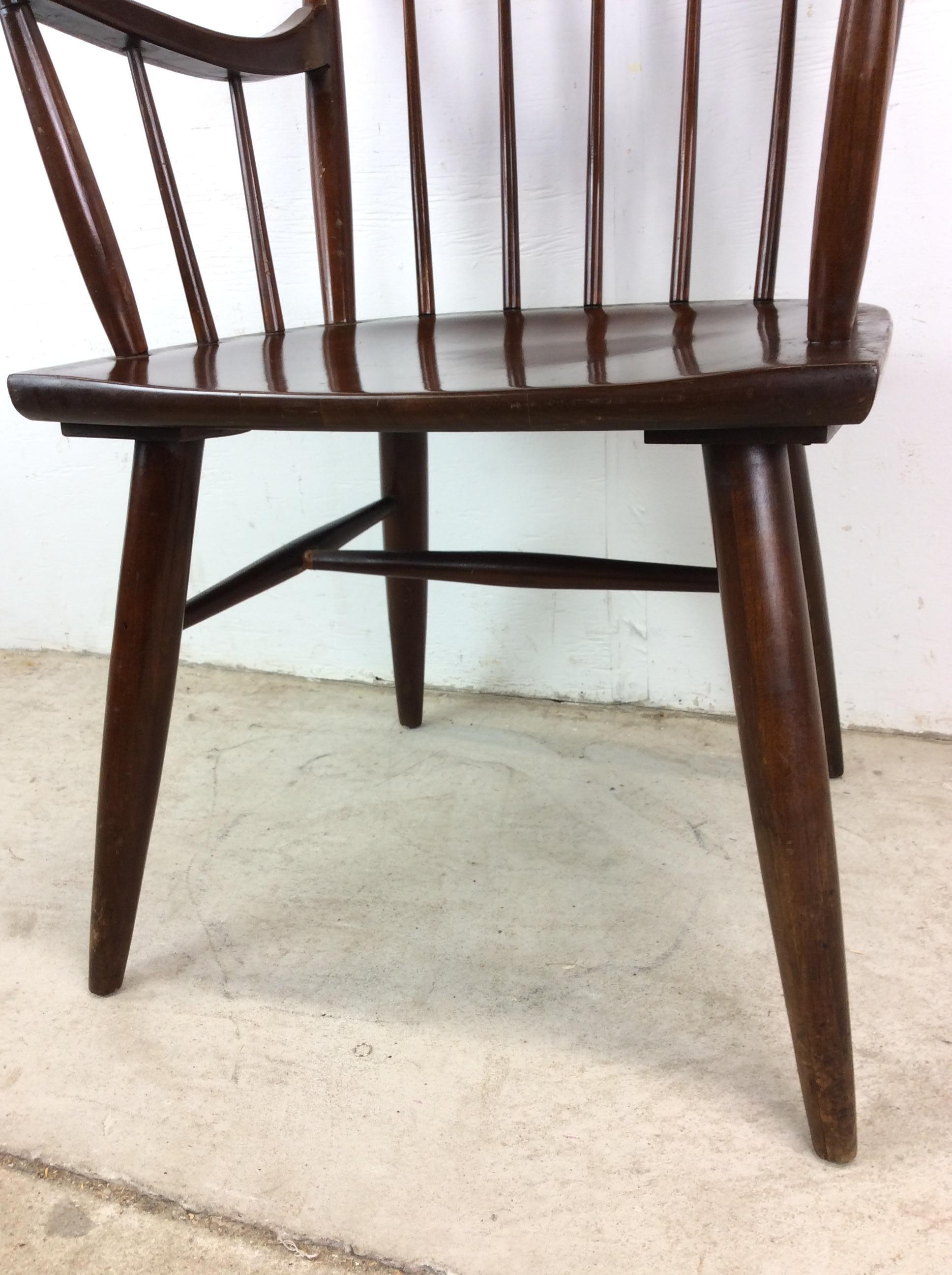 Silla acentuada de nogal moderna de mediados de siglo con brazos en venta 3