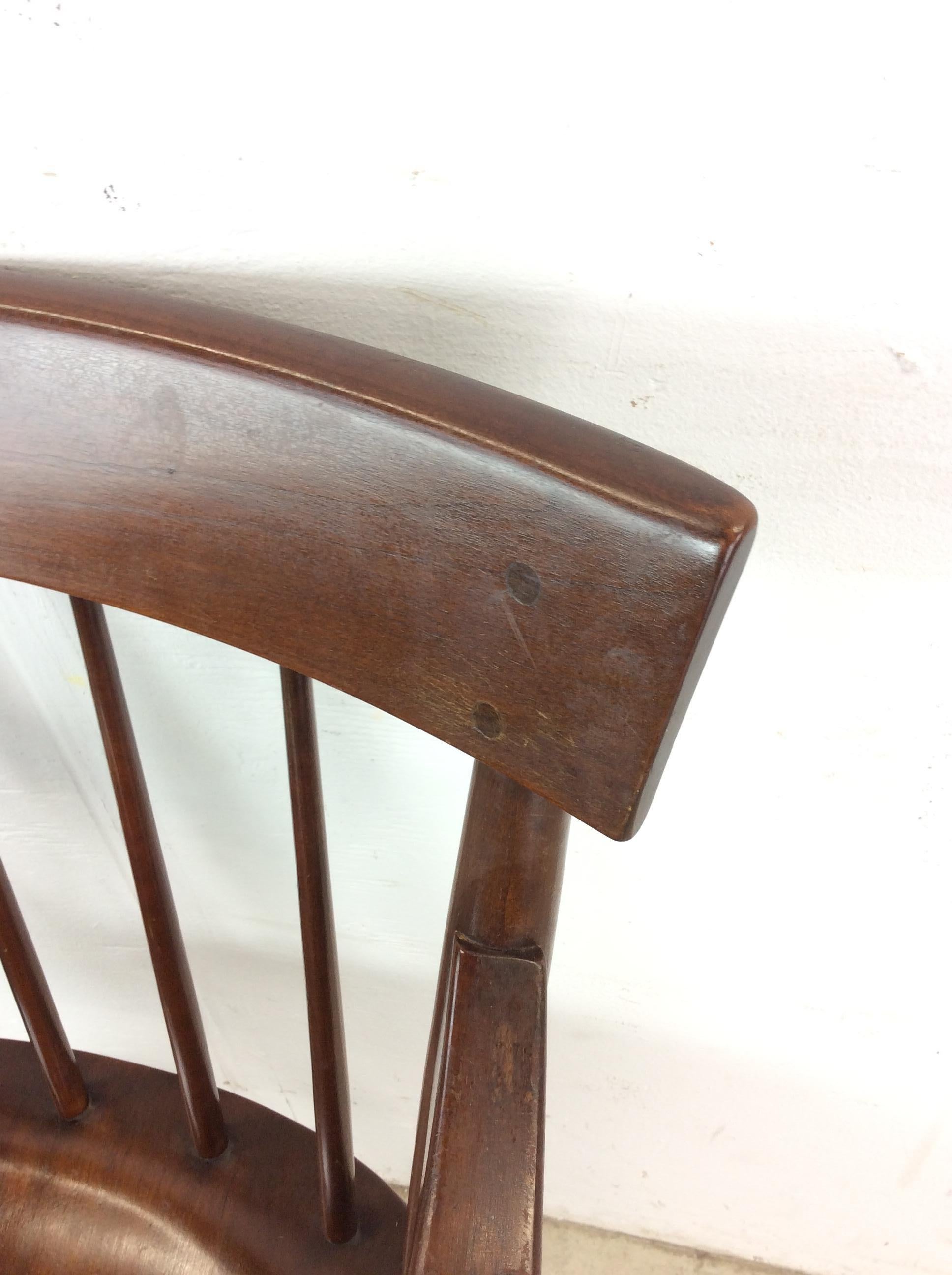 Silla acentuada de nogal moderna de mediados de siglo con brazos en venta 4